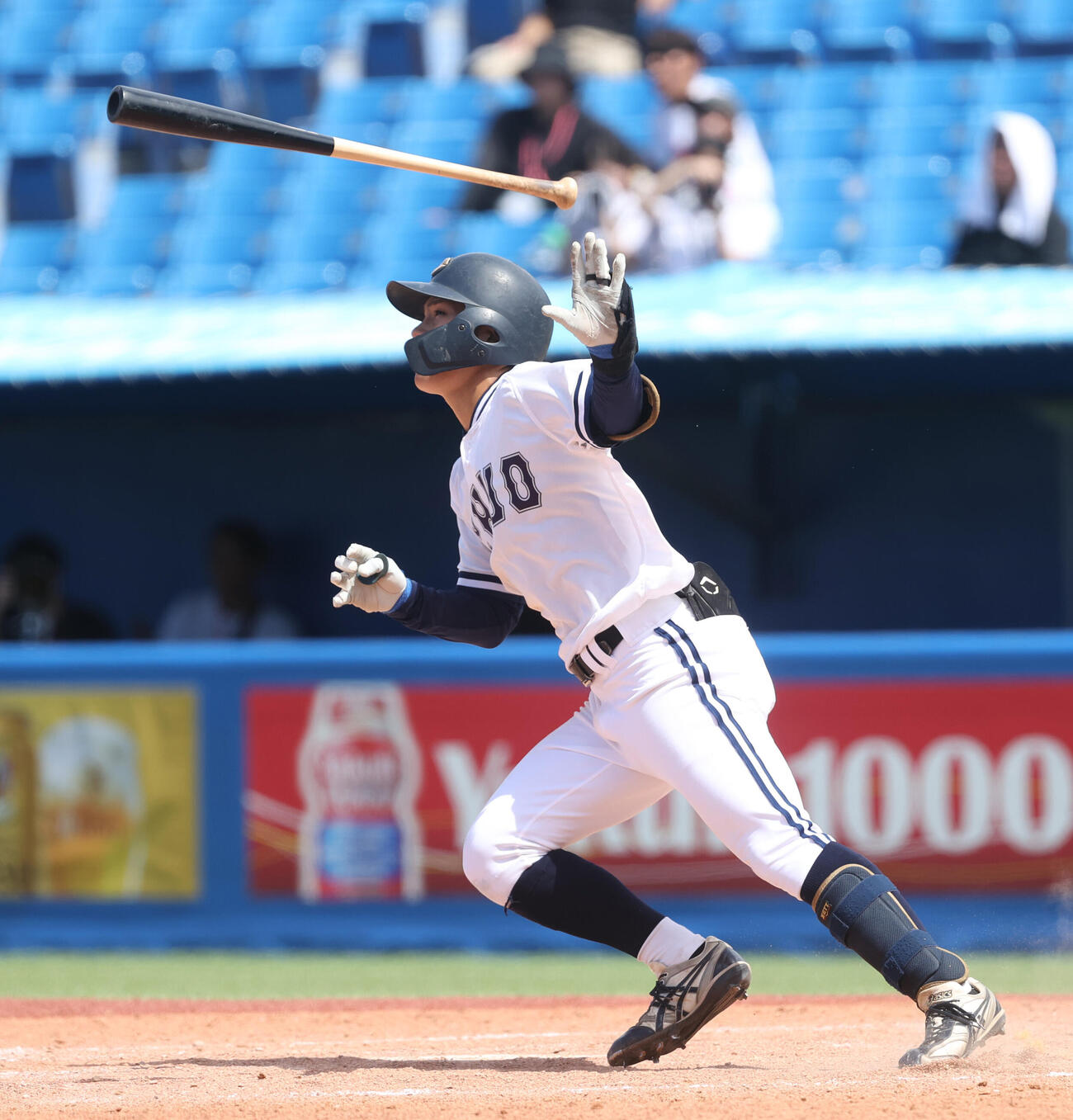 東都大学野球　東洋大対中大　3回裏中大1死二塁、青木勝吾は適時二塁打を放つ（撮影・柴田隆二）