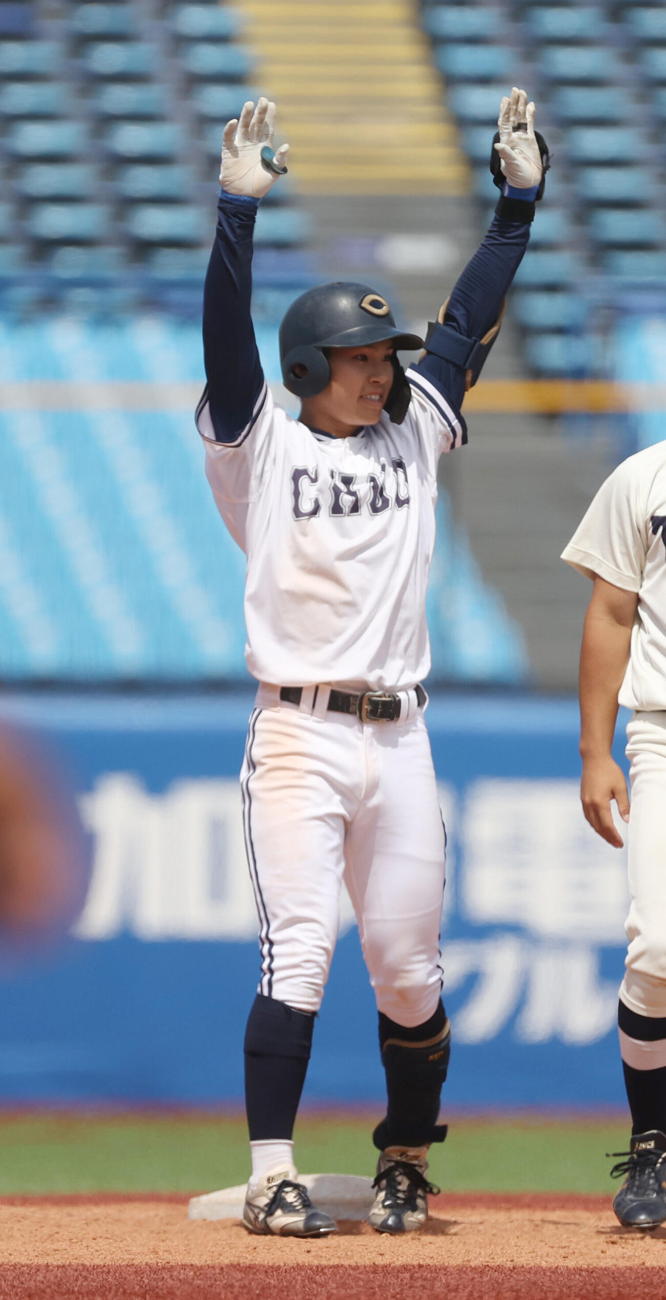 東都大学野球　東洋大対中大　3回裏中大1死二塁、青木勝吾は適時二塁打を放ちポーズを決める（撮影・柴田隆二）