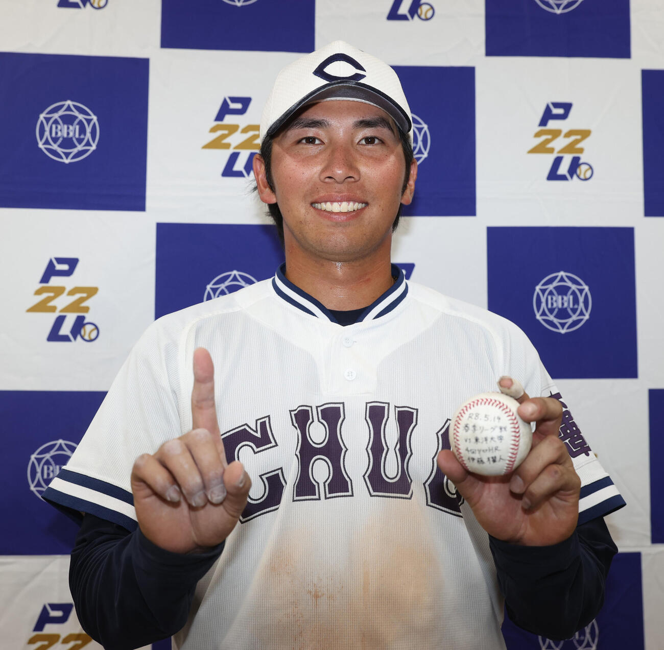 東都大学野球　東洋大対中大　10号の本塁打のボールを持つ中大・伊藤櫂人（撮影・柴田隆二）