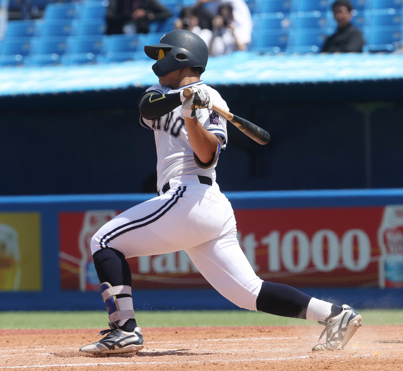 東都大学野球　東洋大対中大　1回裏中大2死二塁、高橋徹平は適時打を放つ（撮影・柴田隆二）