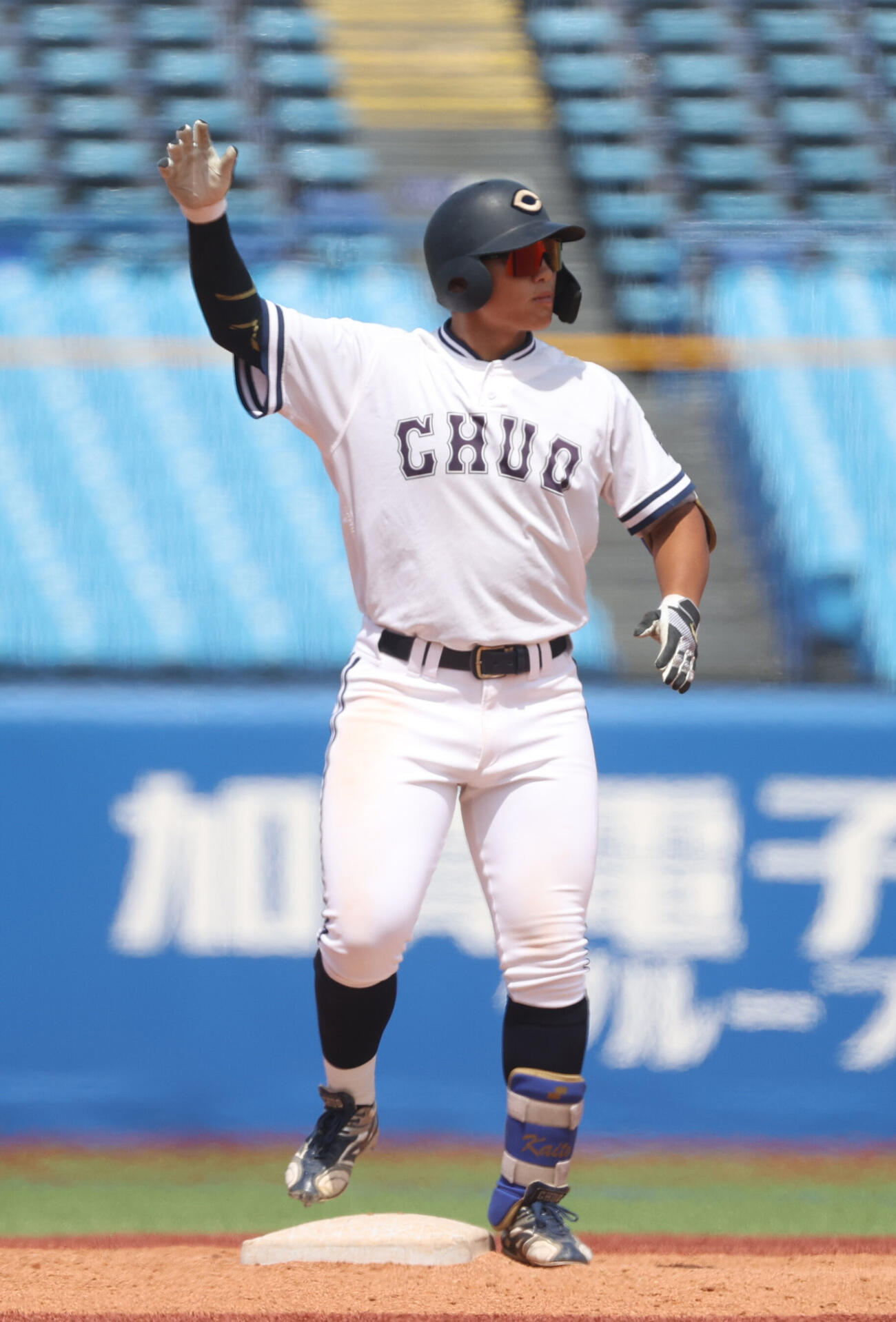 東都大学野球　東洋大対中大　3回裏中大無死二塁、高橋徹平は適時二塁打を放ちガッツポーズする（撮影・柴田隆二）