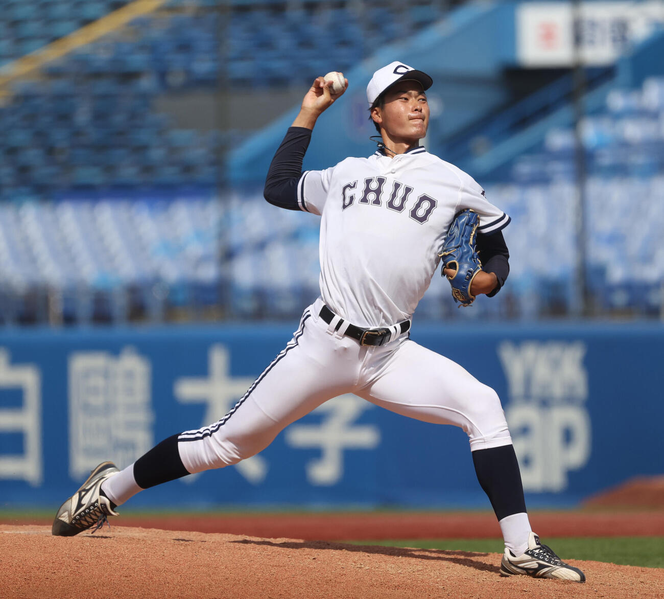 東都大学野球　東洋大対中大　6回途中から登板した中大・十川奨己（撮影・柴田隆二）