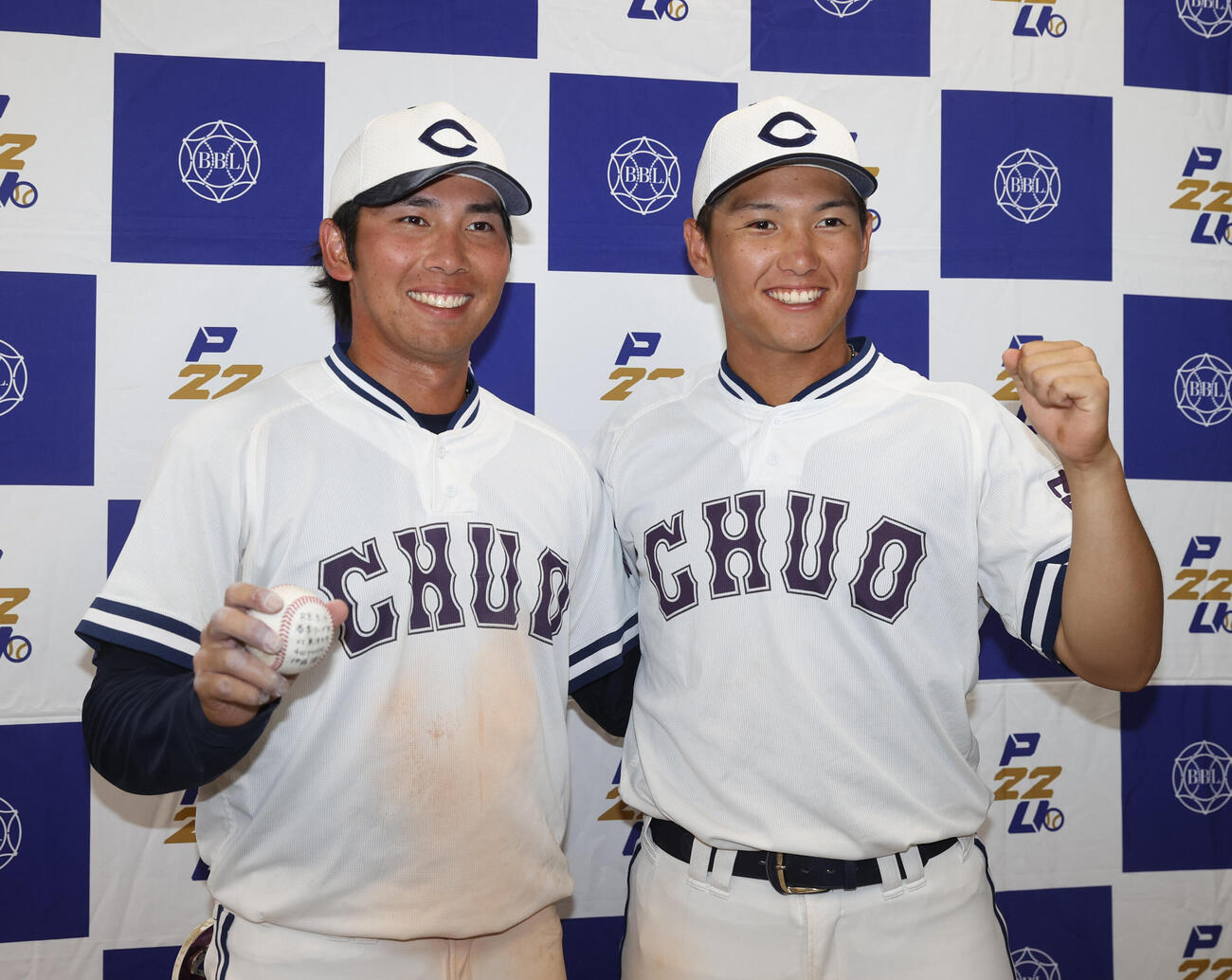 東都大学野球　東洋大対中大　10号本塁打のボールを持つ中大・伊藤櫂人(左)と高橋徹平はガッツポーズする（撮影・柴田隆二）