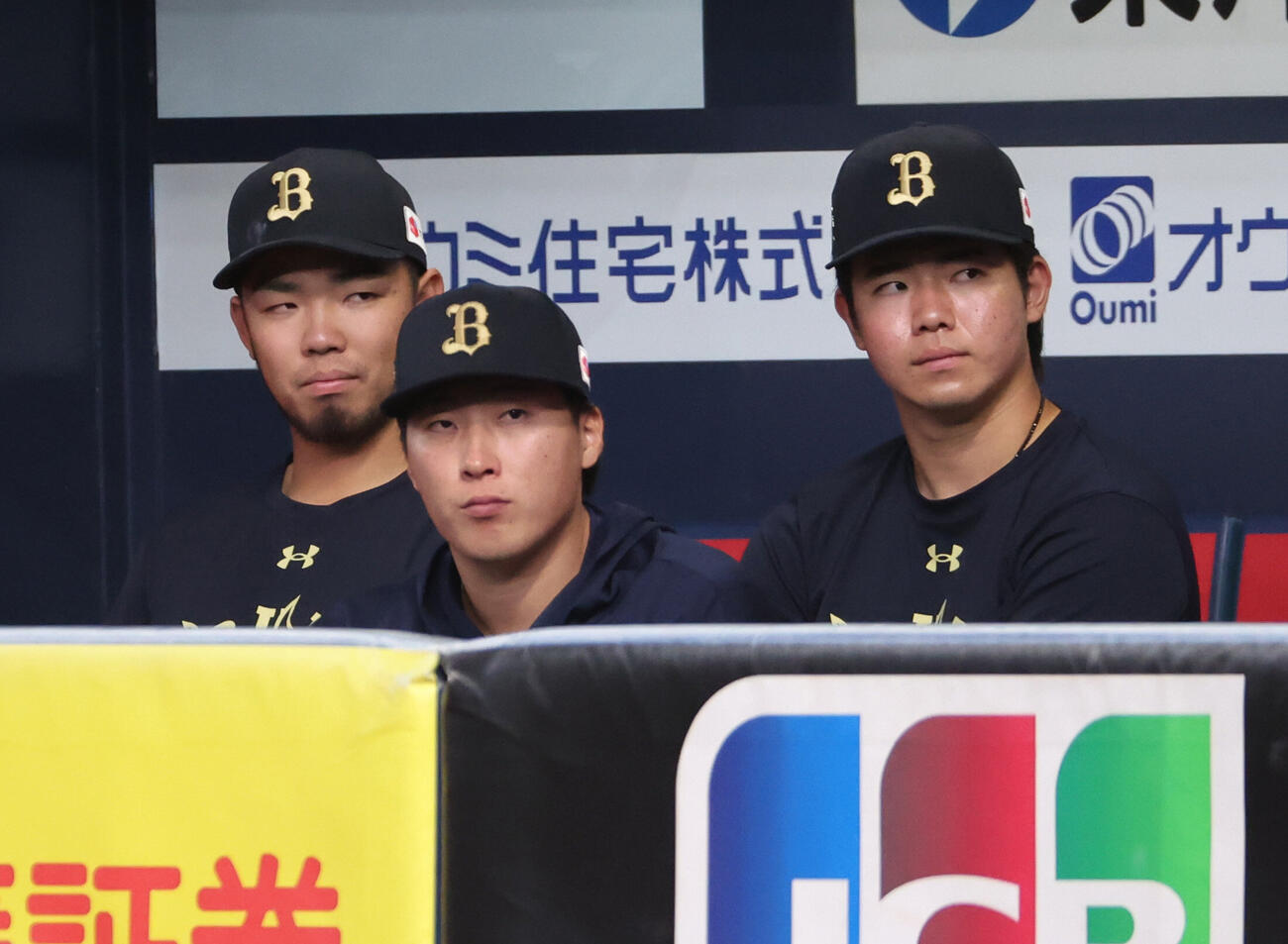 ウエスタン　オリックス対広島　登板を終えたオリックス藤川敦也（左）と森陽樹はベンチで試合を見守る。中央は東晃平（撮影・西尾就之）
