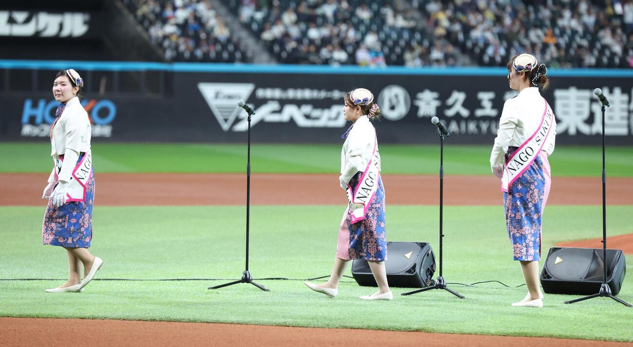 日本ハム対楽天　試合前に歌う名護さくらの女王（撮影・黒川智章）