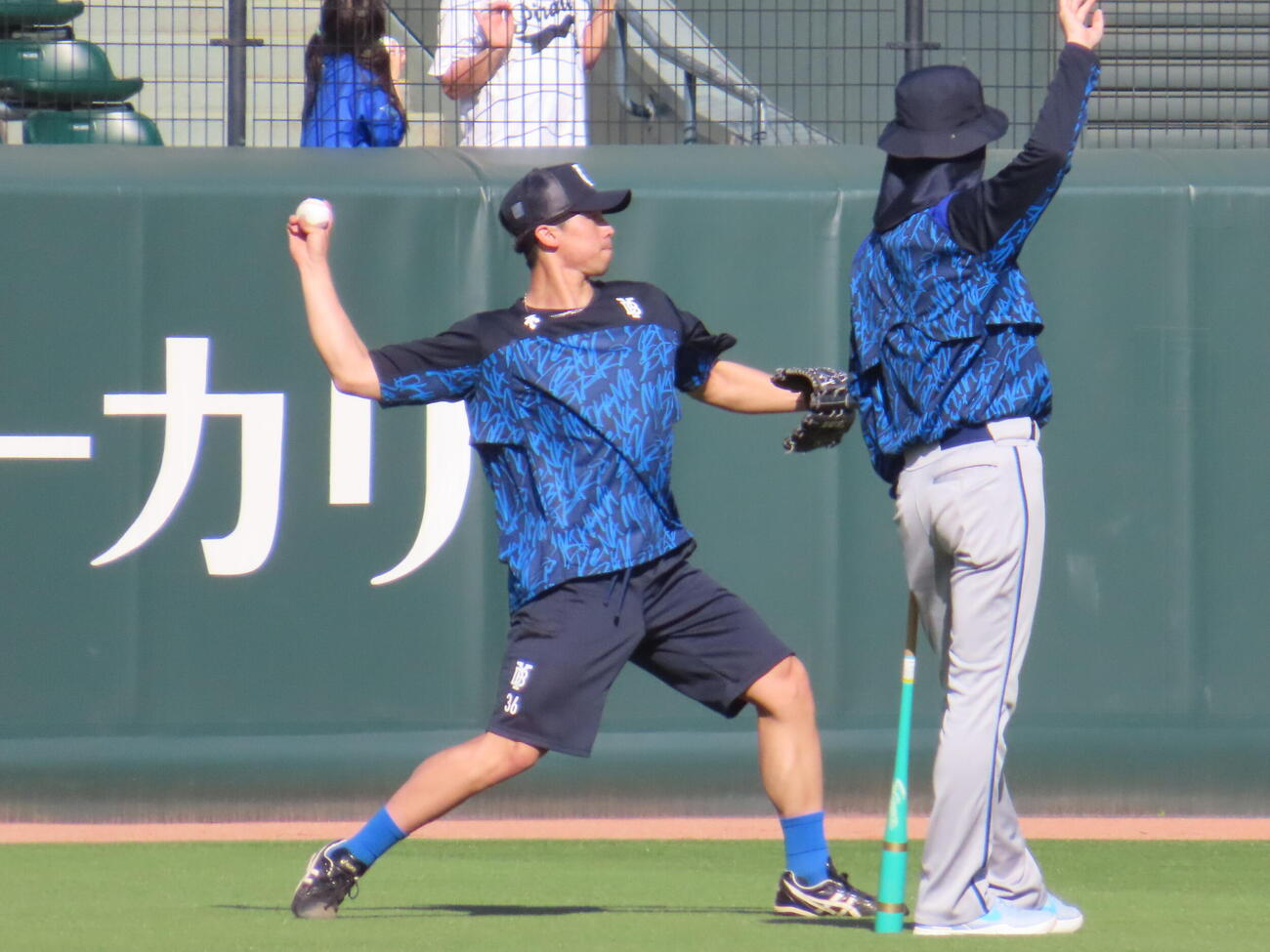 広島対DeNA 1軍に合流し、キャッチボールを行うDeNA尾形崇斗（左）