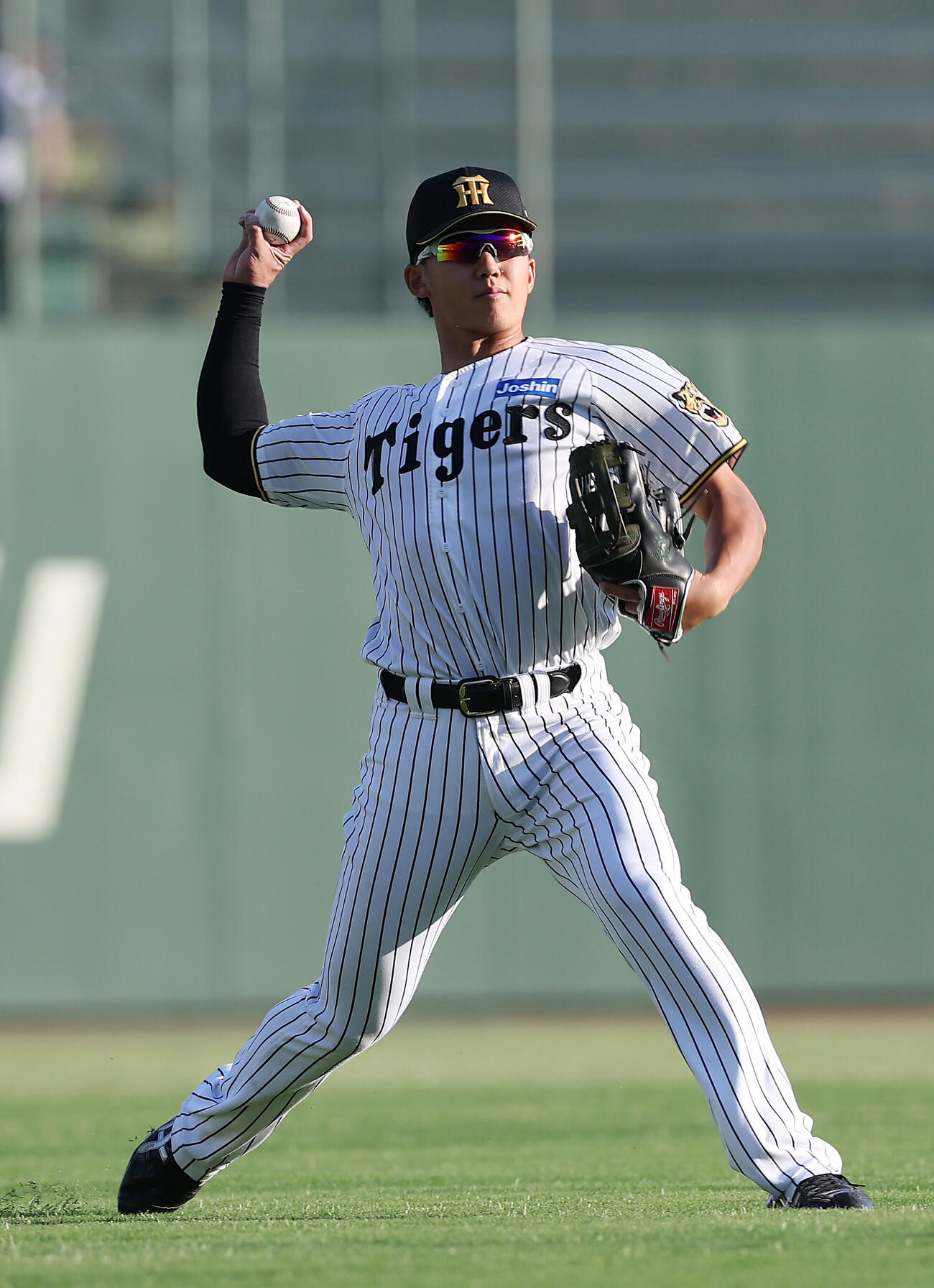 阪神対中日　試合前、左翼でシートノックを受ける阪神立石正広（撮影・前田充）＝2026年5月19日