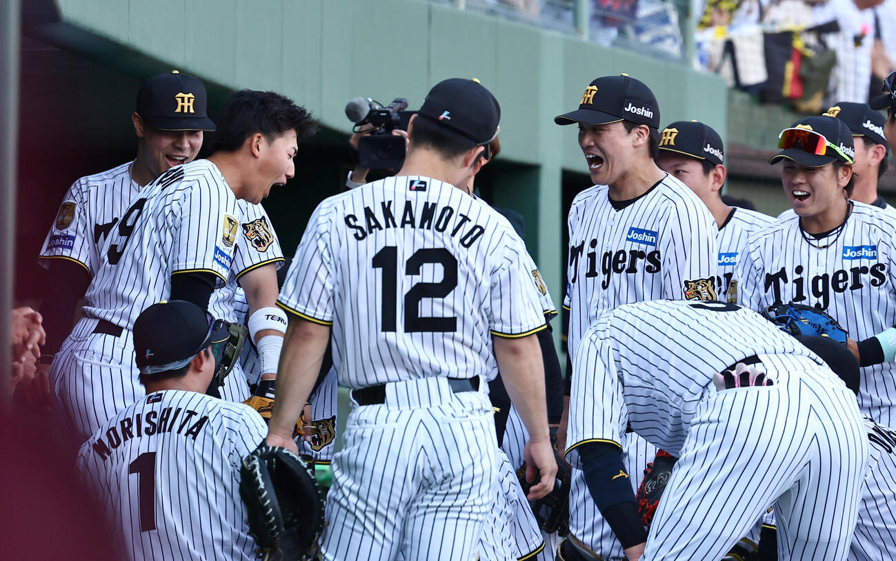 阪神対中日　阪神立石正広（左から2人目）は円陣で声出しをする（撮影・上田博志）
