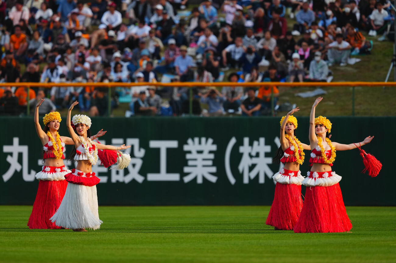 ヤクルト対巨人　試合前、パフォーマンスするスパリゾートハワイアンズのダンサーたち（撮影・垰建太）