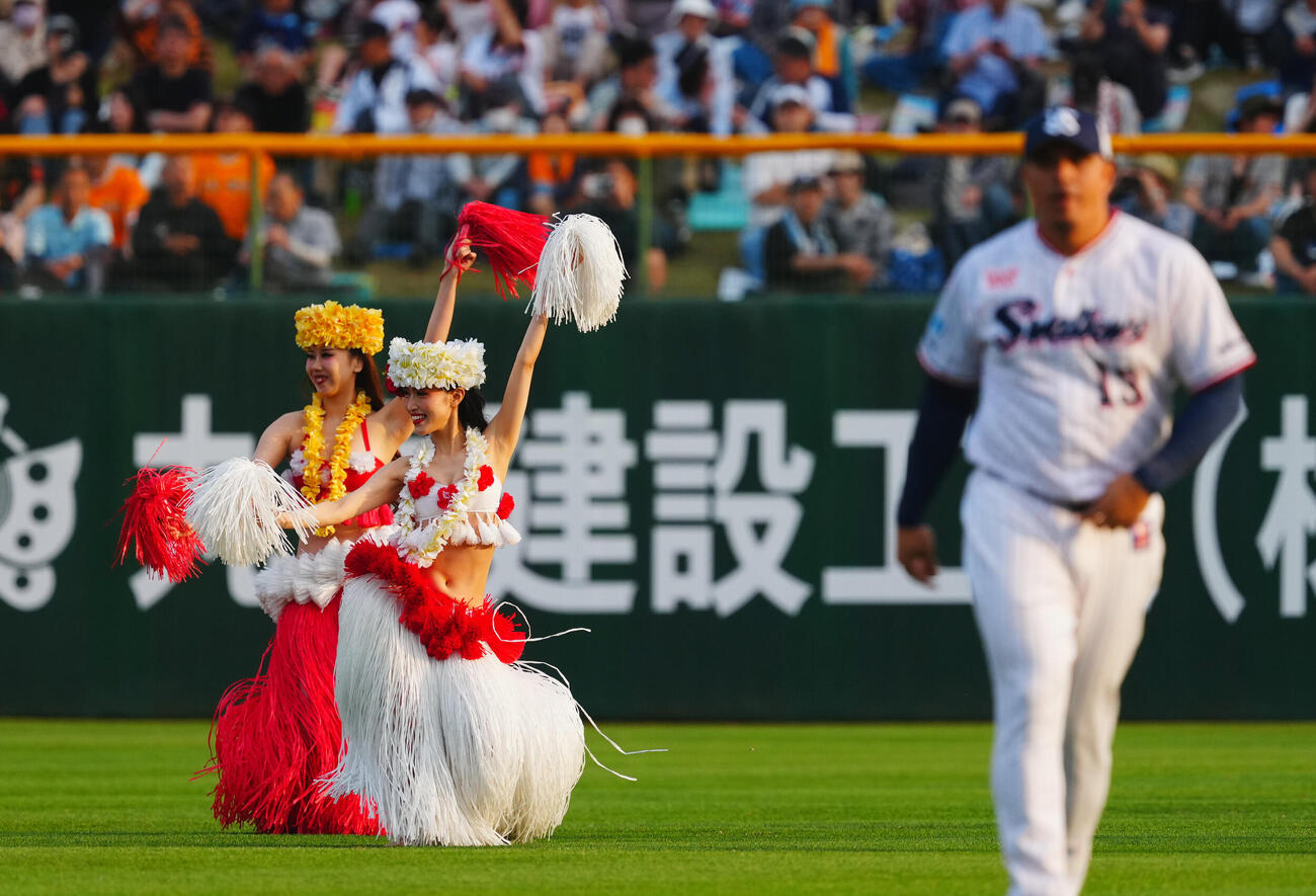 ヤクルト対巨人　試合前、パフォーマンスするスパリゾートハワイアンズのダンサーたち（撮影・垰建太）