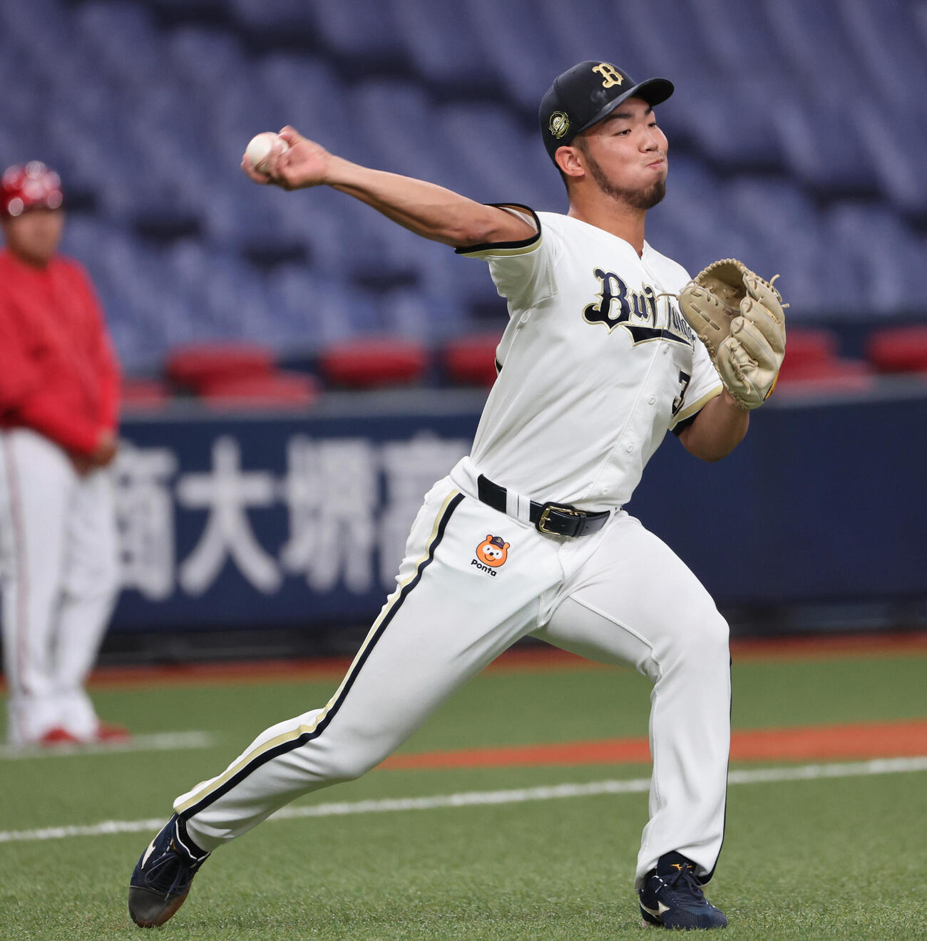 ウエスタン　オリックス対広島　4回から登板した昨年のオリックスドラフト1位の藤川敦也は打球を落ちついて処理する（撮影・西尾就之）