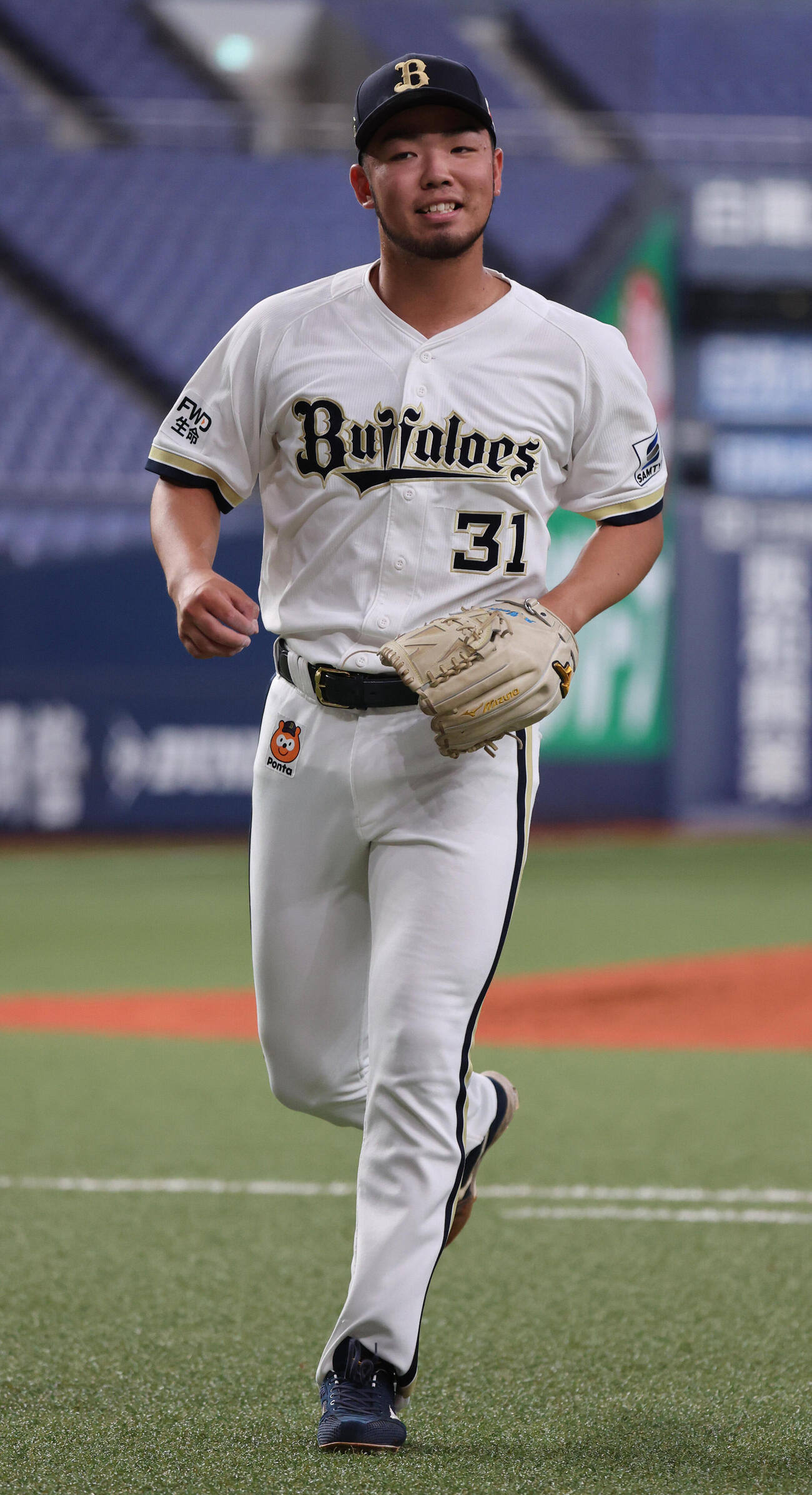 ウエスタン　オリックス対広島　4回から登板したオリックス昨年のドラフト1位藤川敦也は2回を無失点で終えベンチに戻る（撮影・西尾就之）