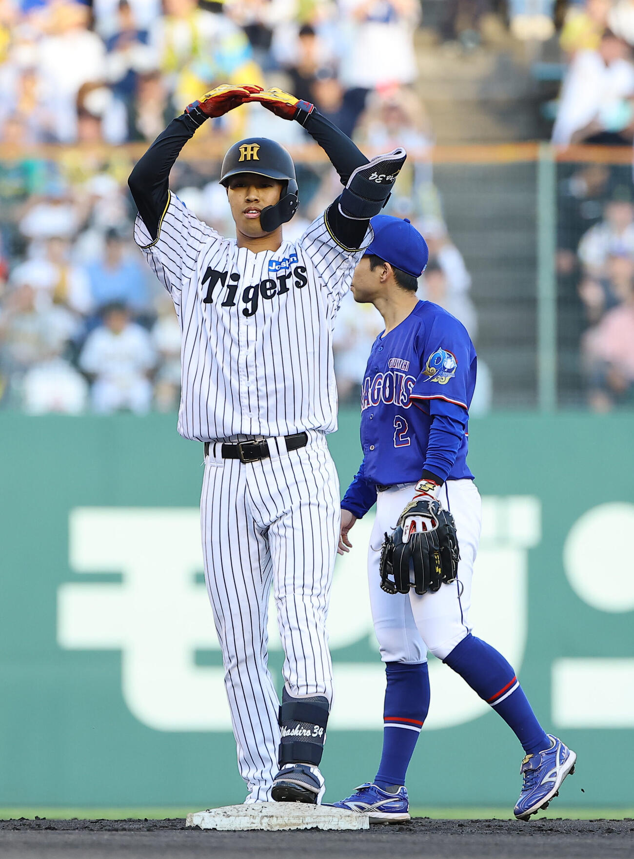 阪神対中日　1回裏阪神無死、岡城快生は二塁打を放つ（撮影・上田博志）