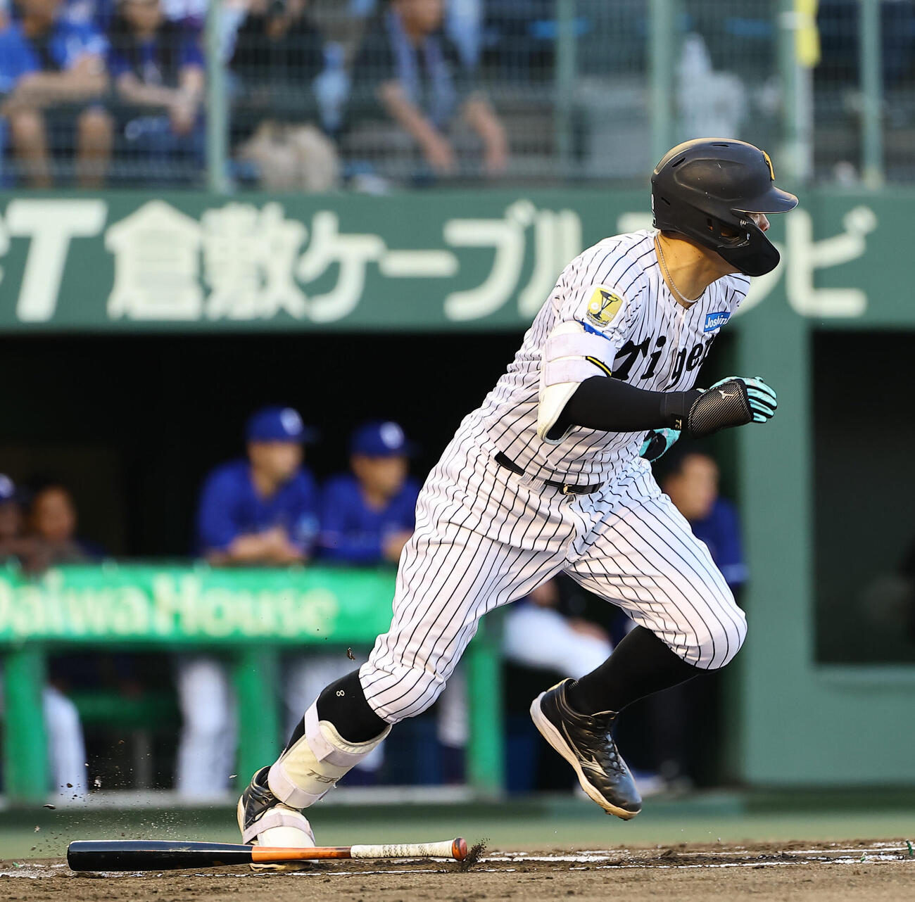 阪神対中日　1回裏阪神2死二塁、佐藤輝明は先制適時打を放つ（撮影・上田博志）