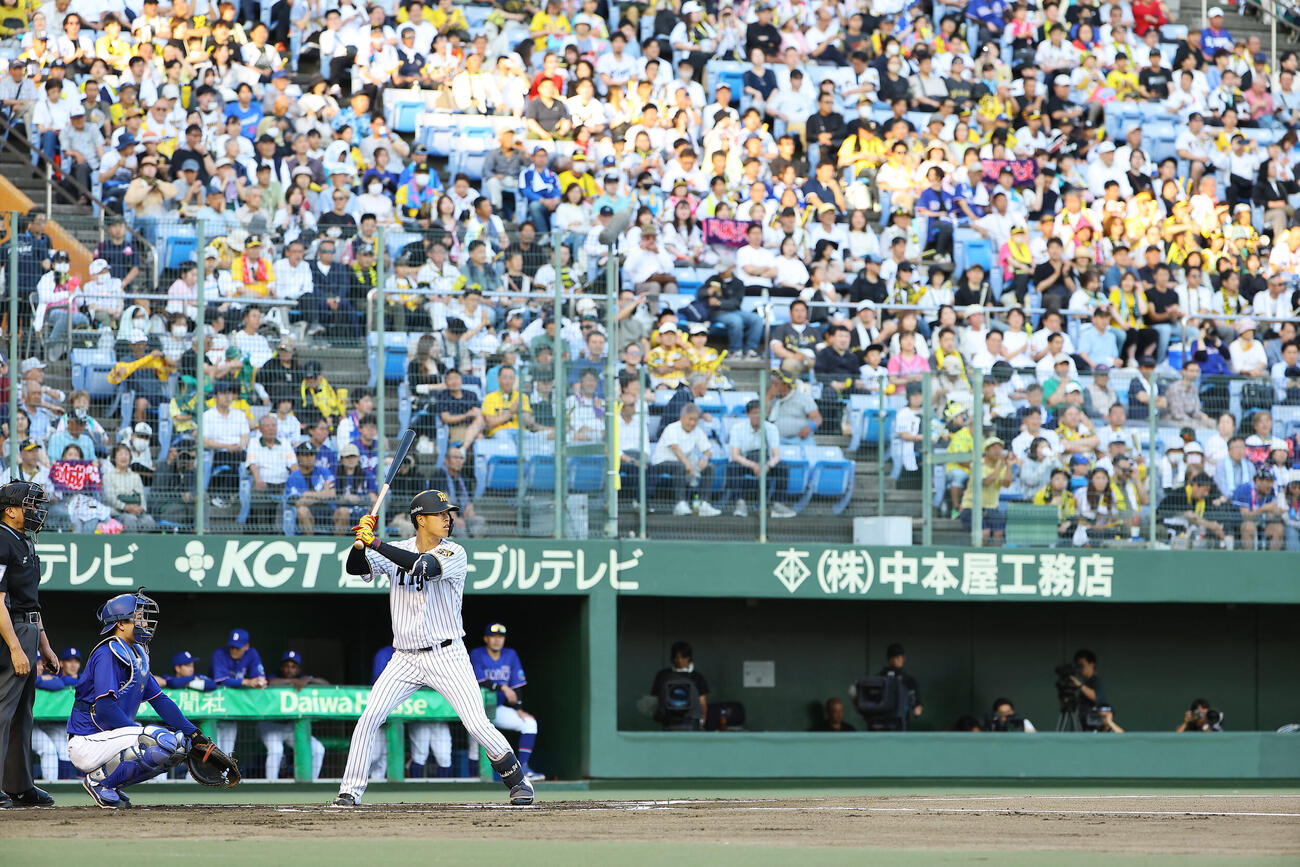 阪神対中日　1回裏阪神無死、岡城快生は二塁打を放つ（撮影・上田博志）