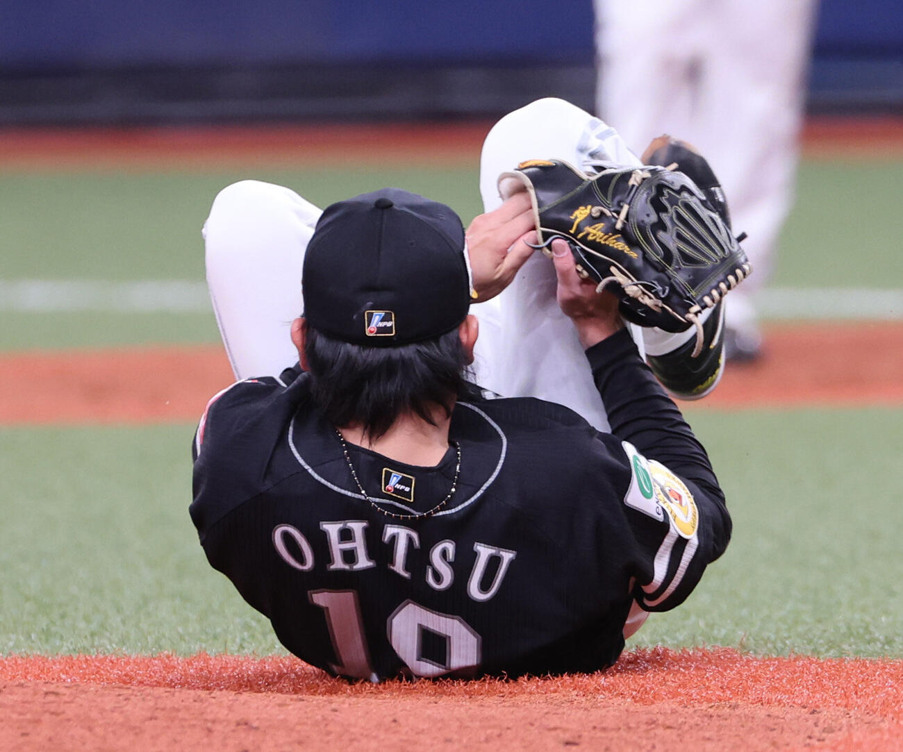 オリックス対ソフトバンク　2回裏オリックス2死、若月の打球が当たり倒れ込むソフトバンク大津亮介（撮影・西尾就之）
