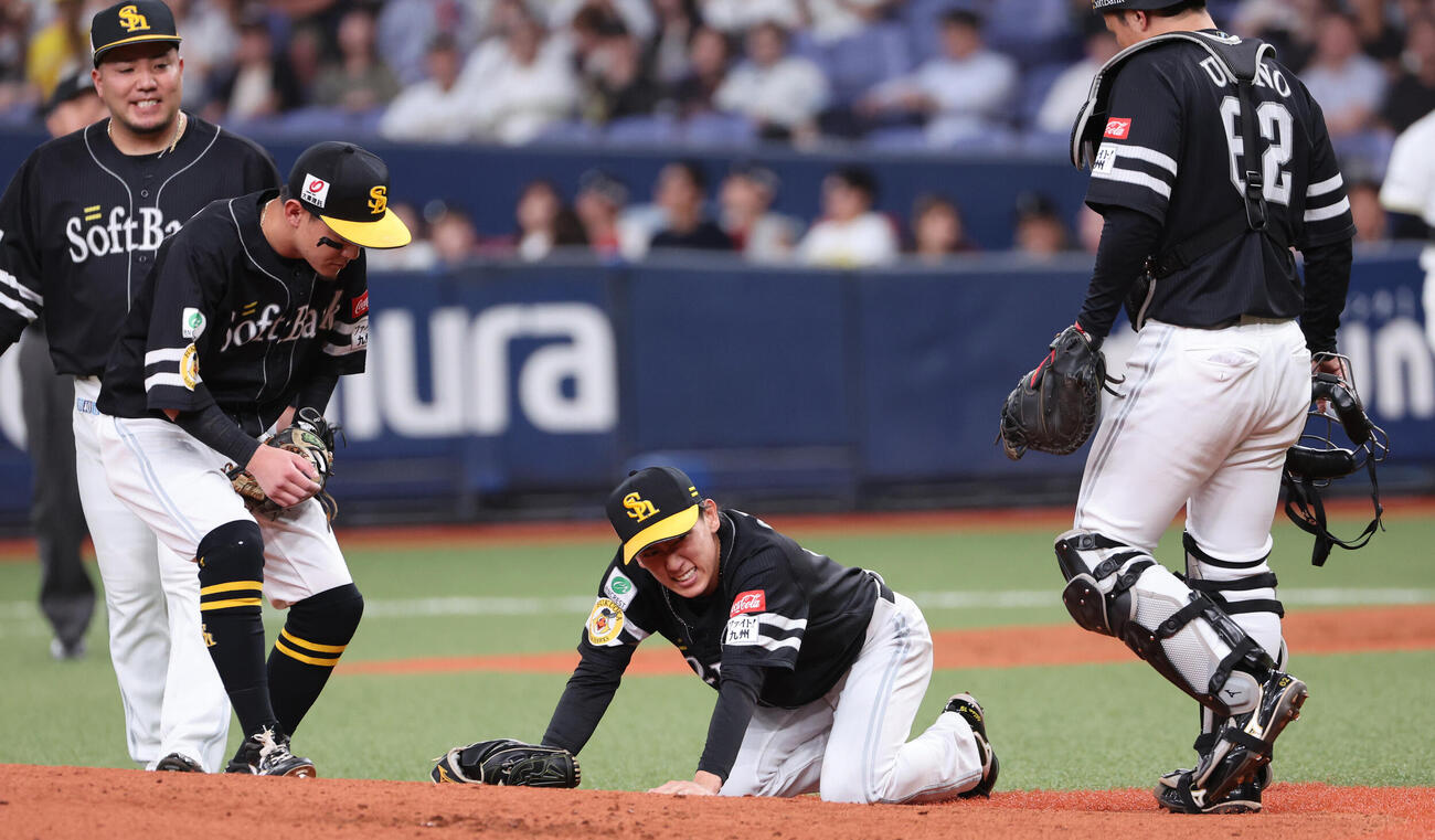 オリックス対ソフトバンク　2回裏オリックス2死、若月の打球が当たり倒れ込むソフトバンク大津亮介（撮影・西尾就之）
