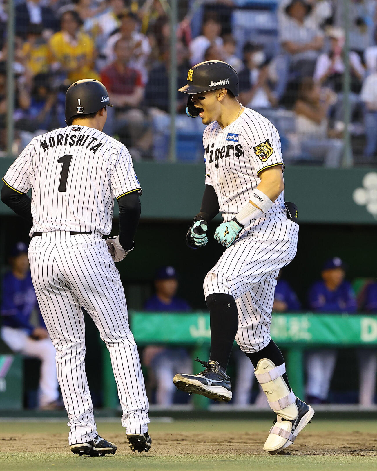 阪神対中日　3回裏阪神1死一塁、2点本塁打を放った佐藤輝明（右）は森下翔太と喜び合う（撮影・上田博志）