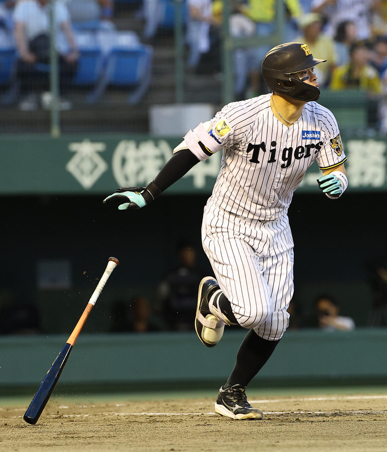 阪神対中日　3回裏阪神1死一塁、佐藤輝明は2点本塁打を放つ（撮影・上田博志）