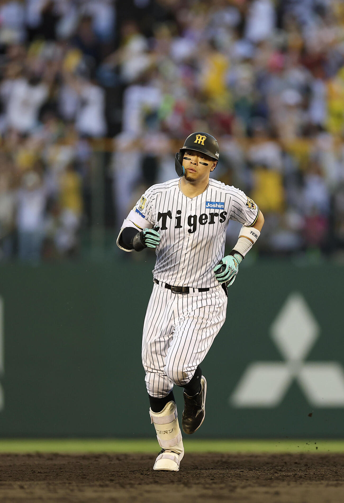 阪神対中日　3回裏阪神1死一塁、右中間へ2点本塁打を放ちダイヤモンドをまわる佐藤輝明（撮影・前田充）＝2026年5月19日