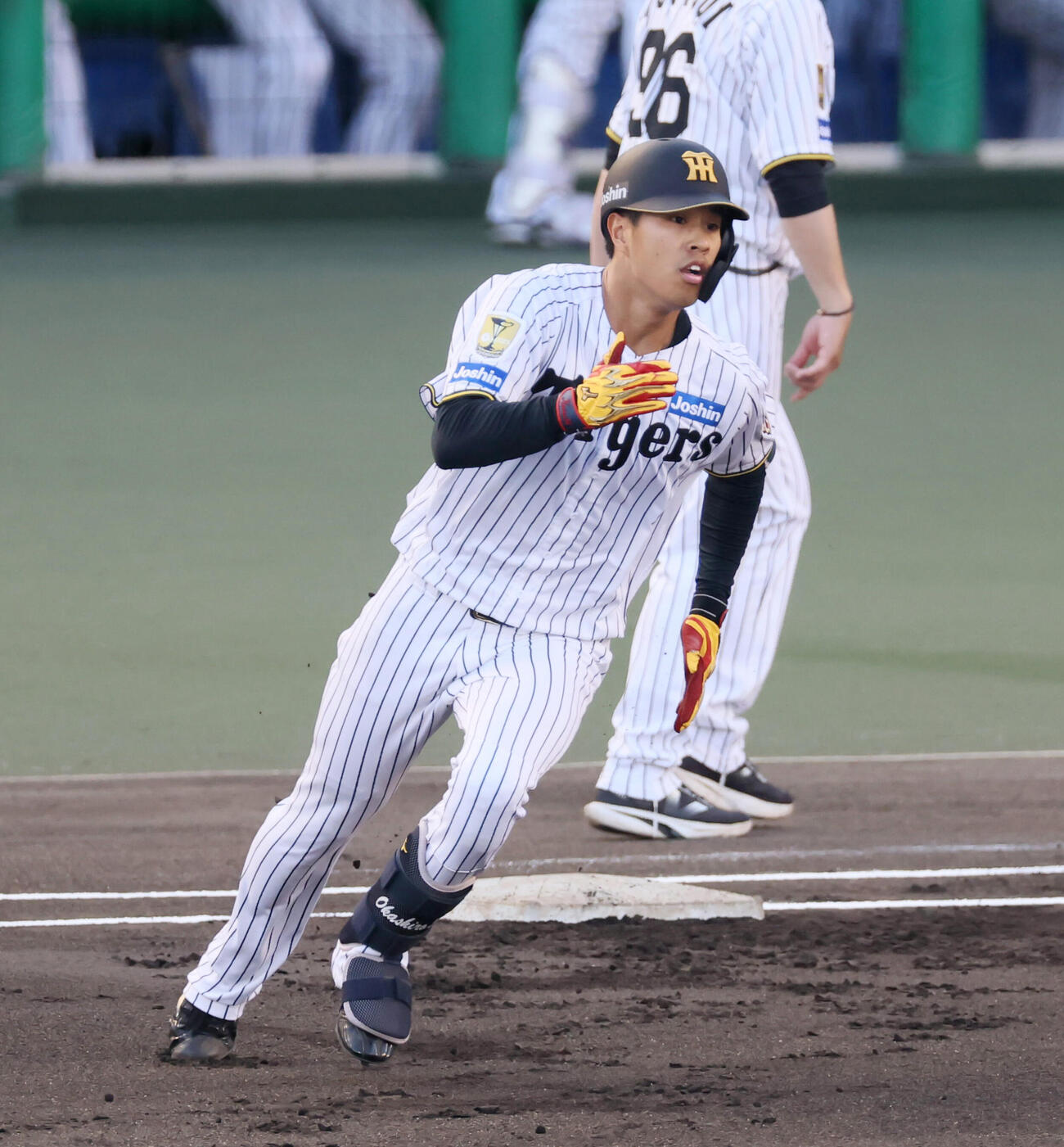 阪神対中日　1回裏阪神無死、岡城快生は左線に二塁打を放つ（撮影・加藤哉）