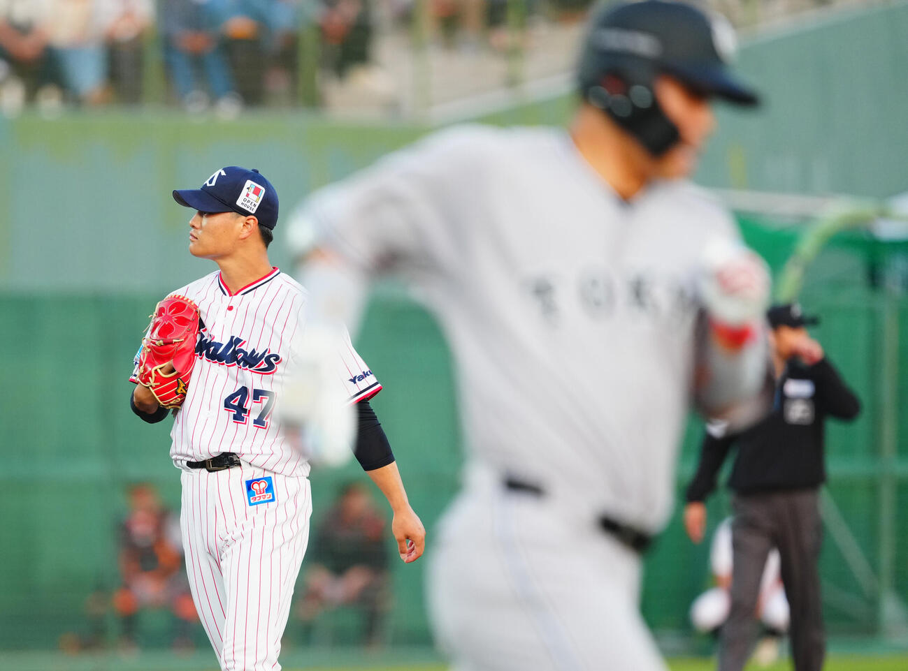 ヤクルト対巨人　1回表巨人2死三塁、大城卓三（手前）に適時打を許す高橋奎二（撮影・垰建太）