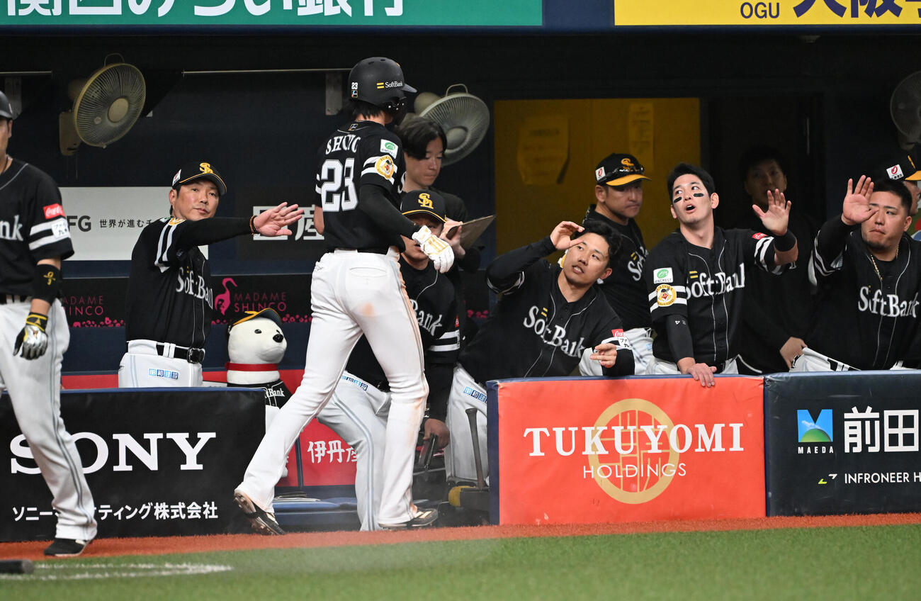 オリックス対ソフトバンク　3回表ソフトバンク1死三塁、正木の適時打で生還した周東佑京を迎える小久保裕紀監督（左）（撮影・和賀正仁）＝2026年5月19日