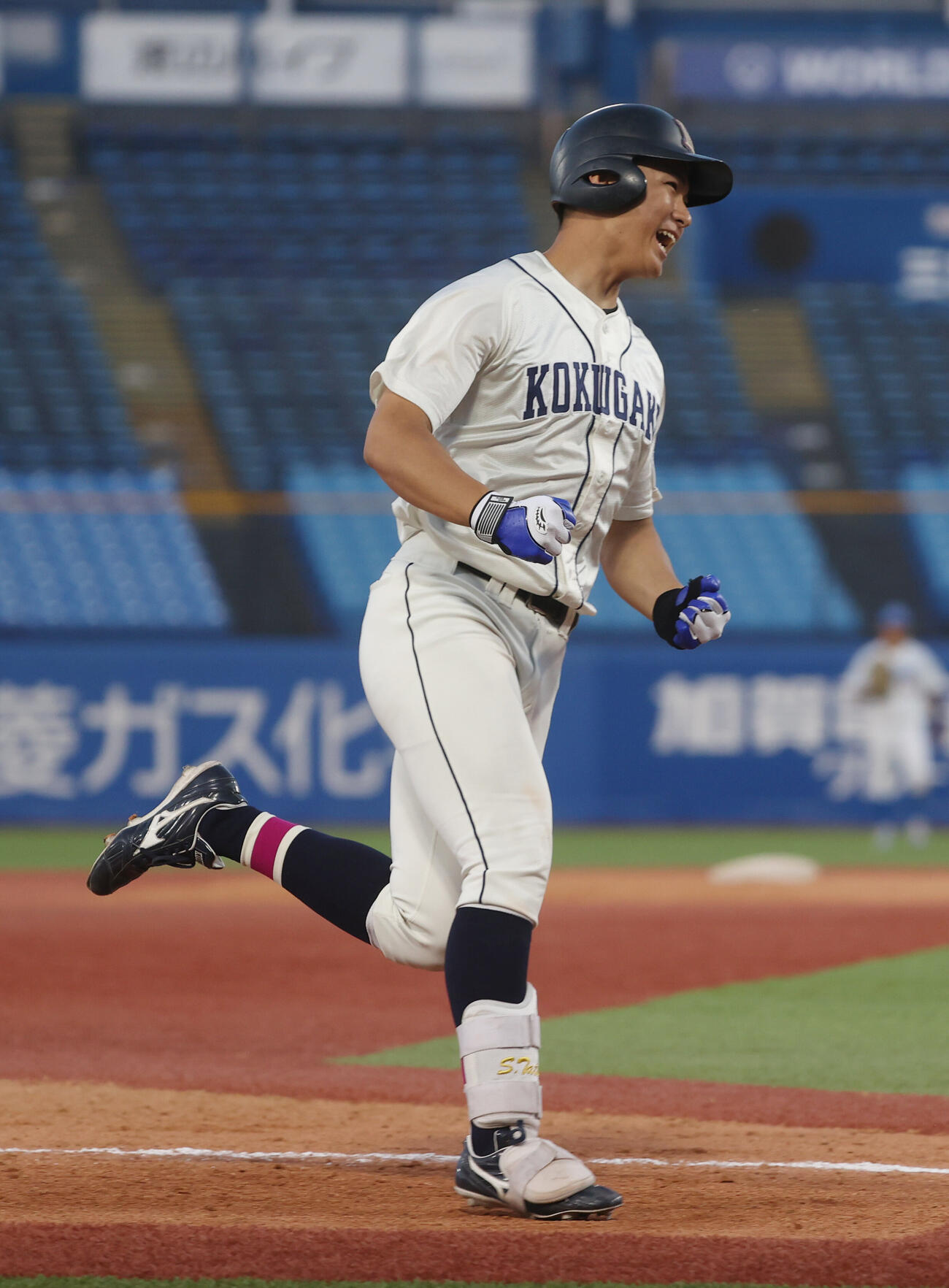 東都大学野球　青学大対国学院大　タイブレーク10回裏国学院大2死一、二塁、大谷汰一はサヨナラ本塁打を放ちガッツポーズする（撮影・柴田隆二）