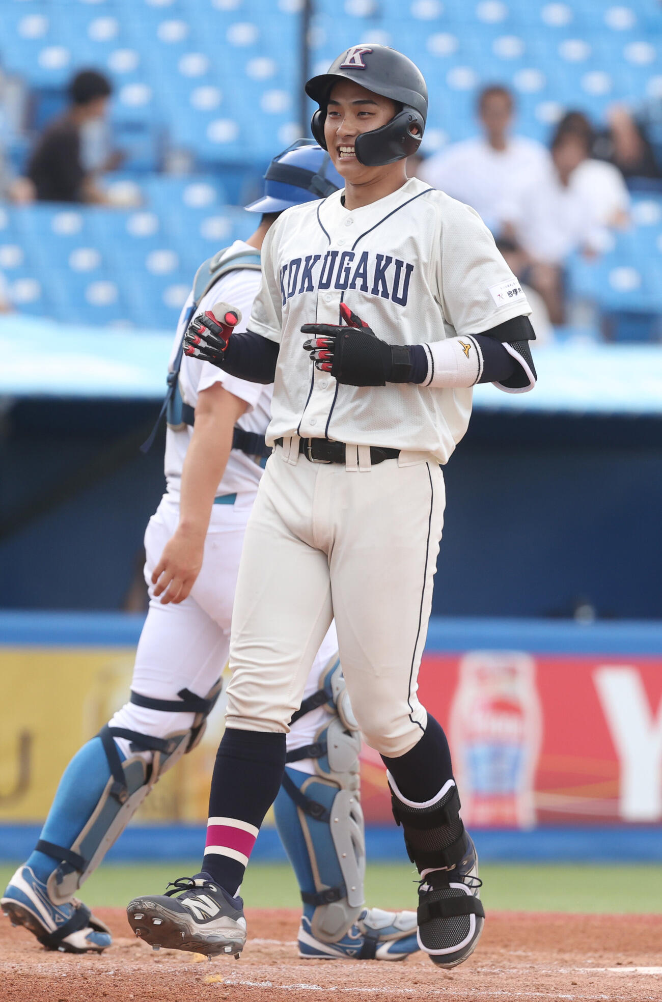 東都大学野球　青学大対国学院大　2回裏国学院大2死、石野蓮授は本塁打を放ち生還する（撮影・柴田隆二）