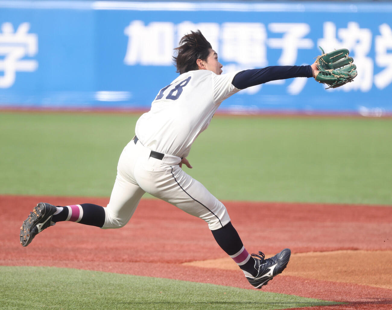 東都大学野球　青学大対国学院大　1回表青学大1死、大神浩郎の打球にグラブを出す国学院大・藤本士生（撮影・柴田隆二）