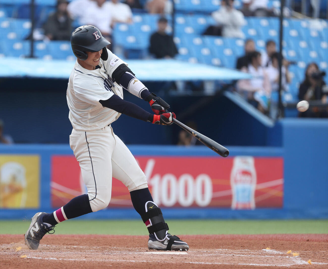 東都大学野球　青学大対国学院大　2回裏国学院大2死、石野蓮授は本塁打を放つ（撮影・柴田隆二）