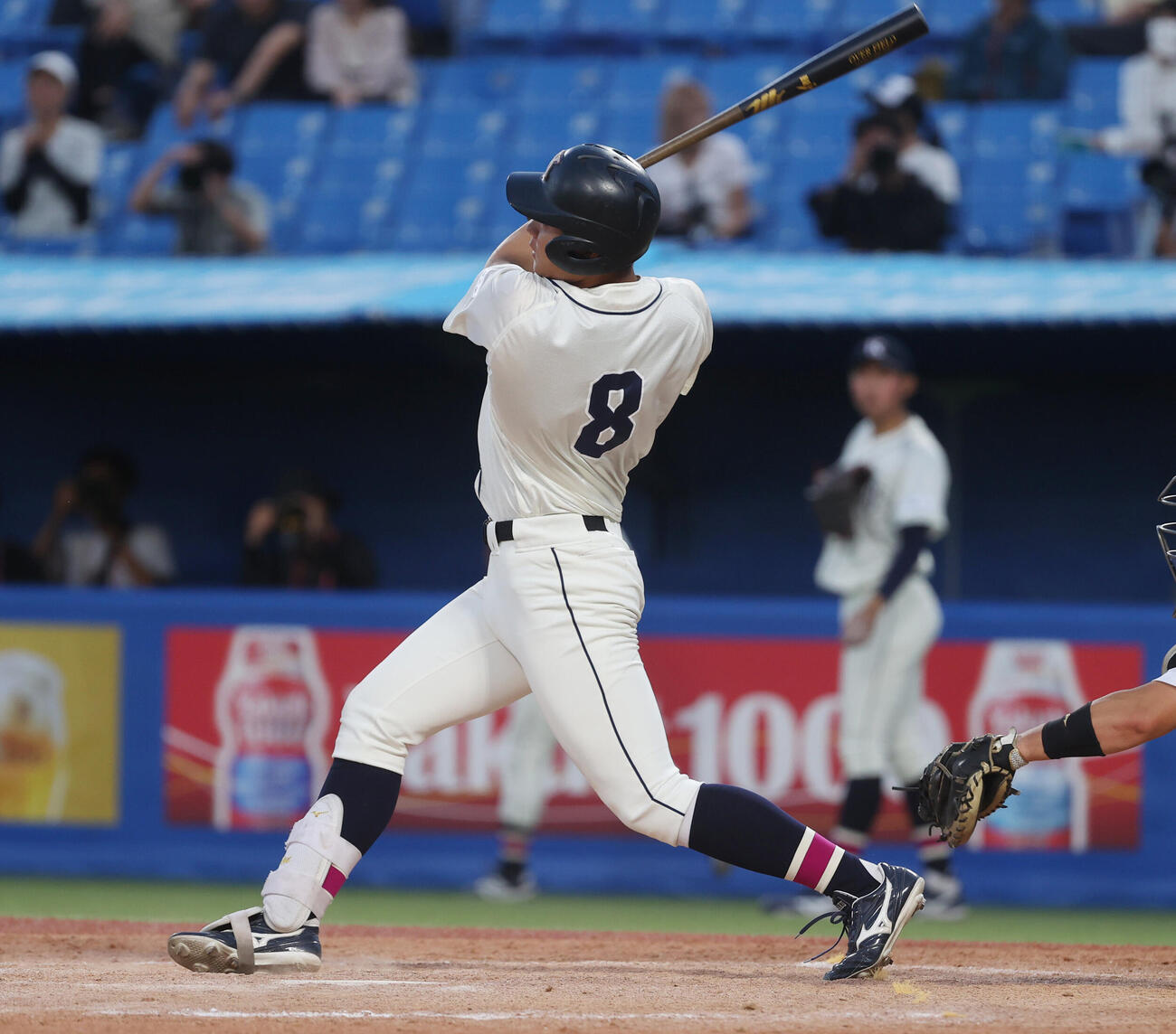 東都大学野球　青学大対国学院大　タイブレーク10回裏国学院大2死一、二塁、大谷汰一はサヨナラ本塁打を放つ（撮影・柴田隆二）