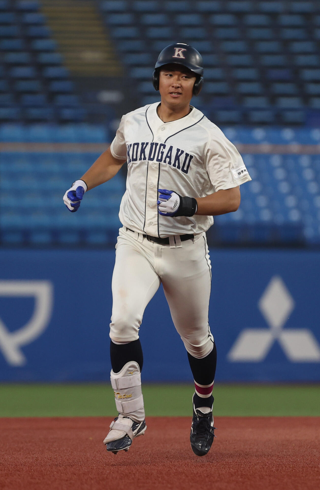 東都大学野球　青学大対国学院大　タイブレーク10回裏国学院大2死一、二塁、大谷汰一はサヨナラ本塁打を放ち生還する（撮影・柴田隆二）