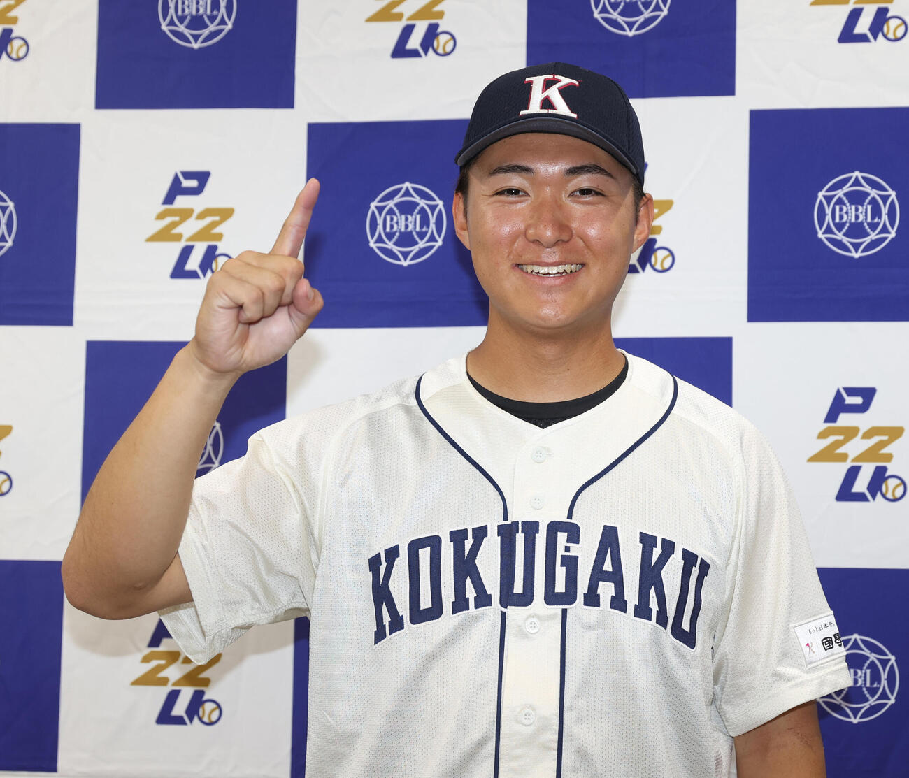 東都大学野球　青学大対国学院大　サヨナラ本塁打の国学院大・大谷汰一は優勝まで1のポーズをする（撮影・柴田隆二）