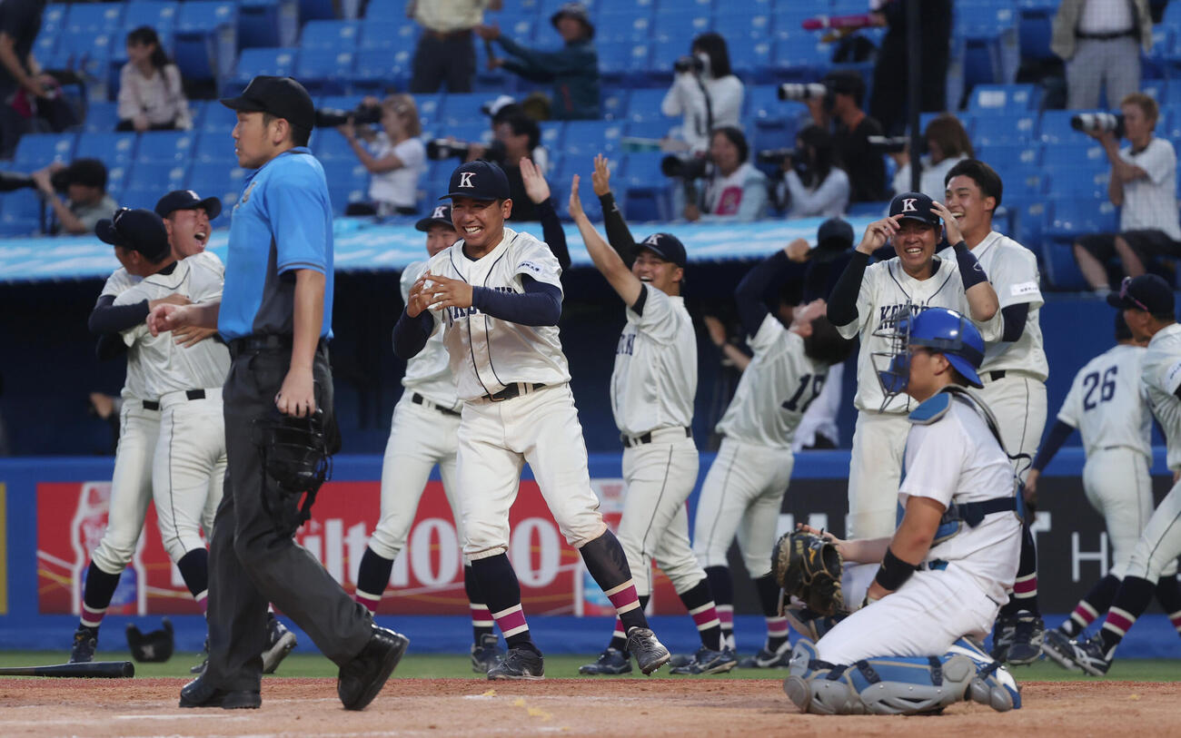 東都大学野球　青学大対国学院大　タイブレーク10回裏国学院大2死一、二塁、大谷汰一のサヨナラ本塁打に喜ぶ国学院大ナイン（撮影・柴田隆二）