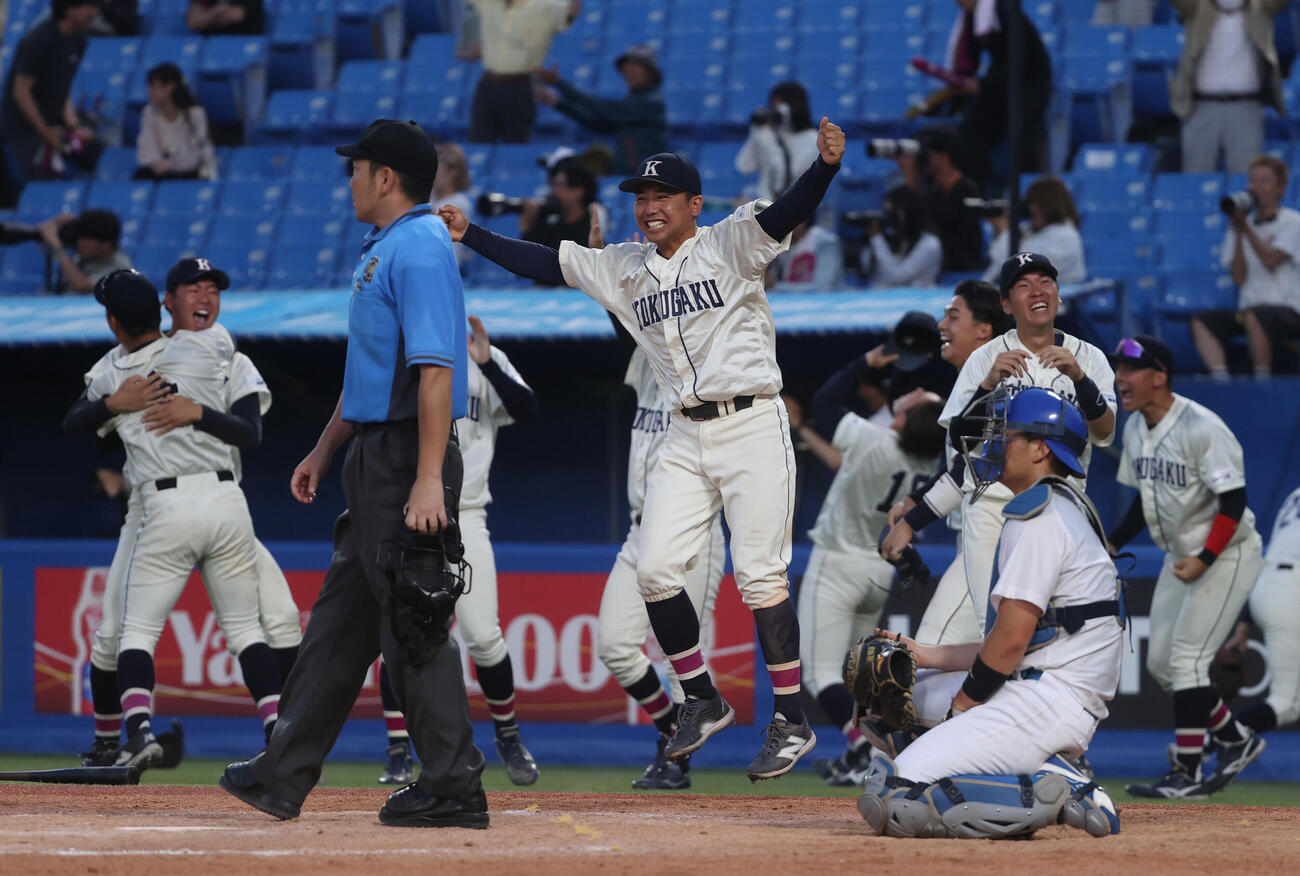 東都大学野球　青学大対国学院大　タイブレーク10回裏国学院大2死一、二塁、大谷汰一のサヨナラ本塁打に喜ぶ国学院大ナイン（撮影・柴田隆二）