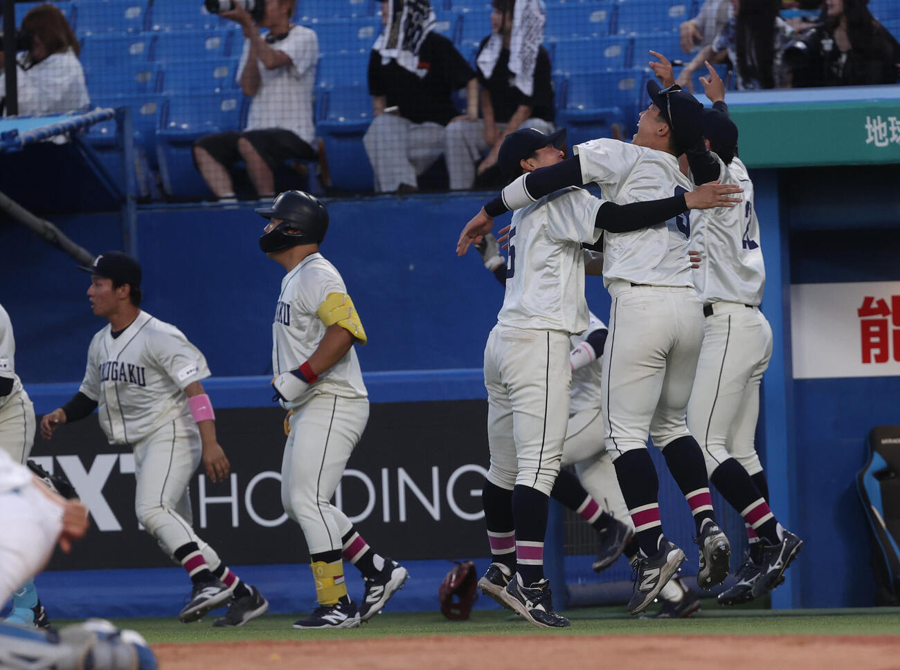東都大学野球　青学大対国学院大　タイブレーク10回裏国学院大2死一、二塁、大谷汰一のサヨナラ本塁打に喜ぶ国学院大ナイン（撮影・柴田隆二）