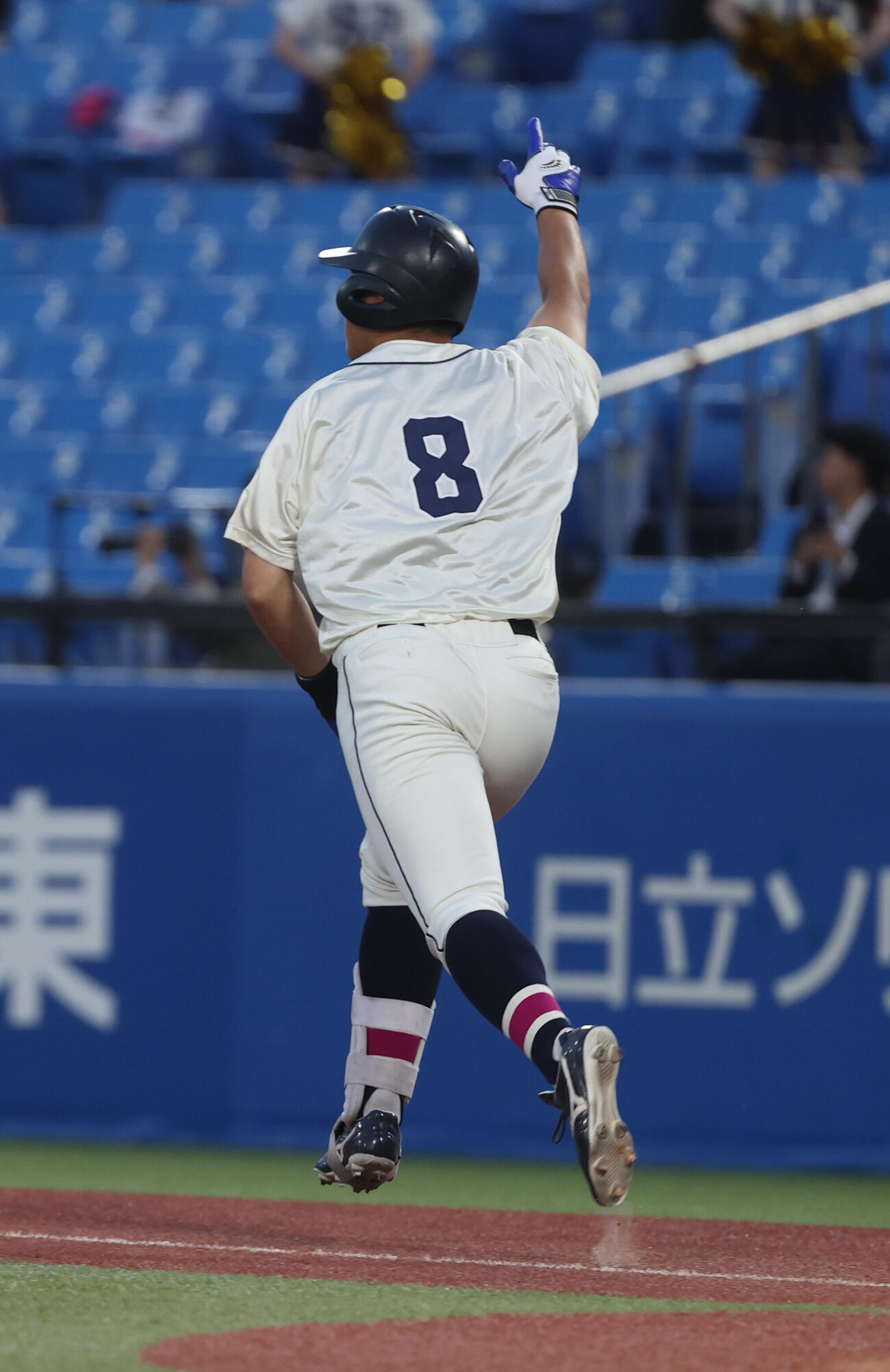 東都大学野球　青学大対国学院大　タイブレーク10回裏国学院大2死一、二塁、大谷汰一はサヨナラ本塁打を放つ（撮影・柴田隆二）