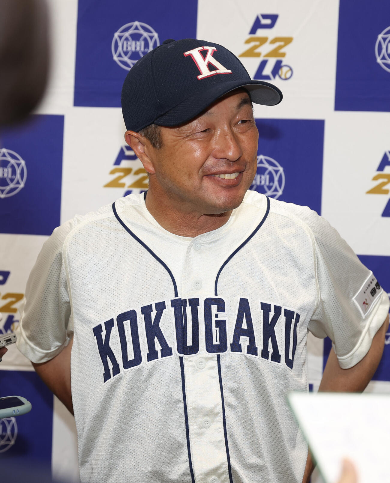 東都大学野球　青学大対国学院大　サヨナラ勝利に国学院大・鳥山泰孝監督は笑顔を見せる（撮影・柴田隆二）