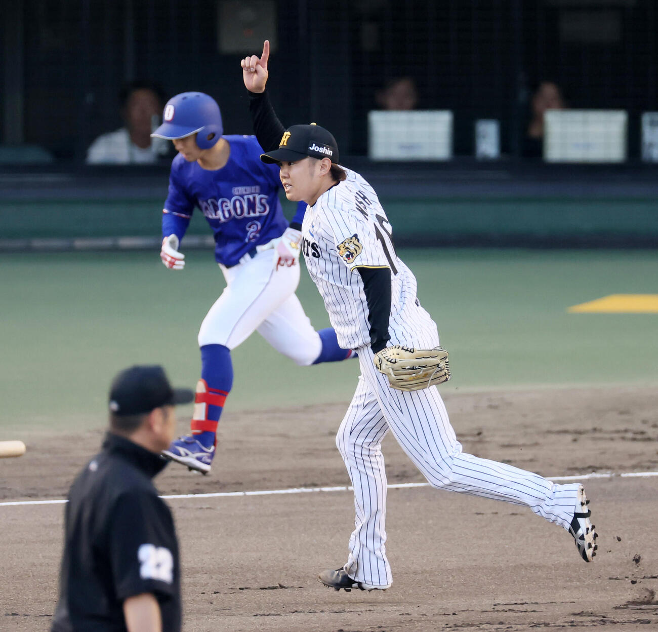 阪神対中日　2回表中日2死二塁、西勇輝は田中幹也を一飛に打ち取り野手へ指示を送る（撮影・加藤哉）