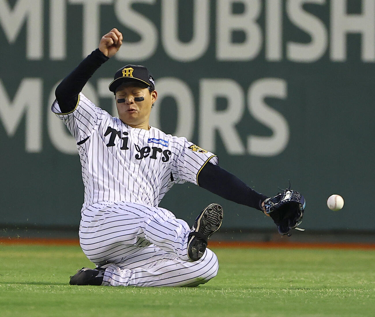 阪神対中日　4回表中日無死満塁、森下翔太は石伊雄太の打球を後逸し2点適時二塁打を許す（撮影・上田博志）