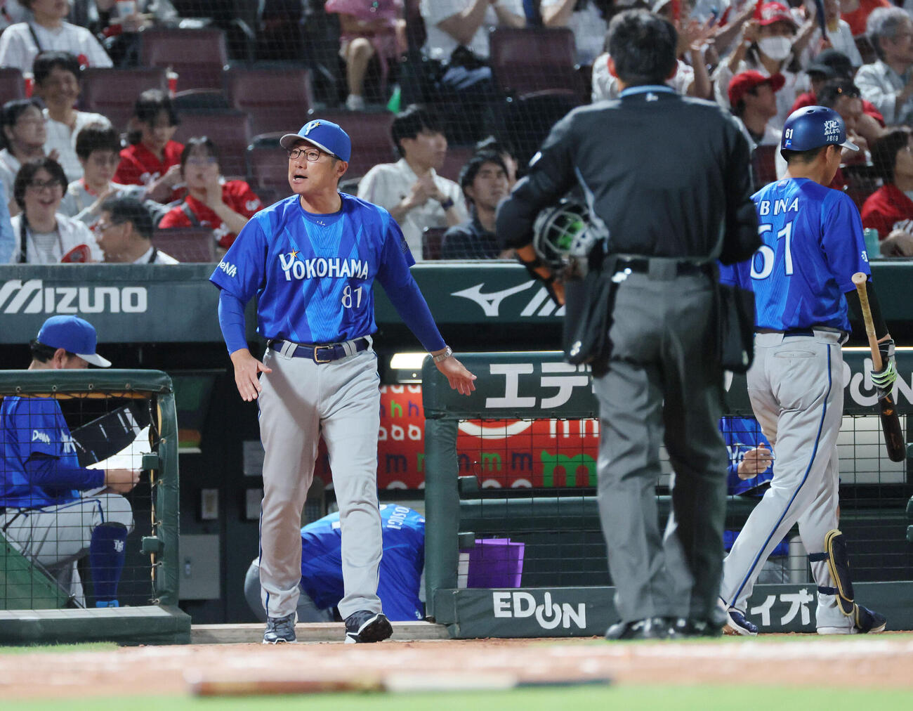 広島対DeNA 5回表終了時、交代を告げるDeNA相川亮二監督　（撮影・加藤孝規）