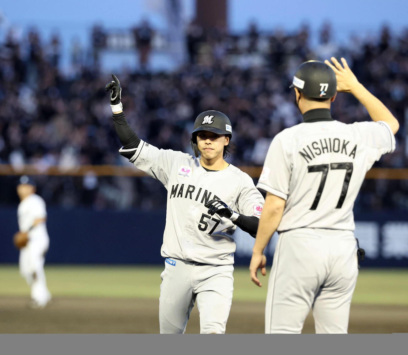 西武対ロッテ　3回表ロッテ1死三塁、小川龍成は先制適時打を放ちあいさつ（撮影・浅見桂子）