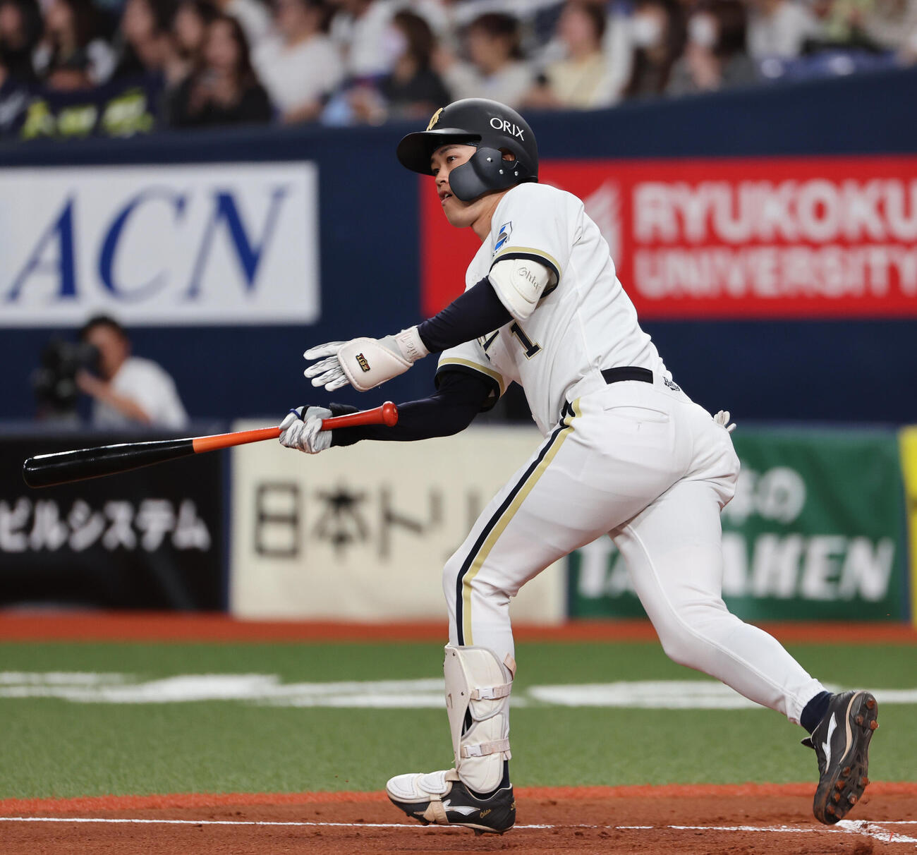 オリックス対ソフトバンク　1回裏オリックス1死二、三塁、太田椋は右犠飛を打ち上げたあと三走に目をやる（撮影・西尾就之）
