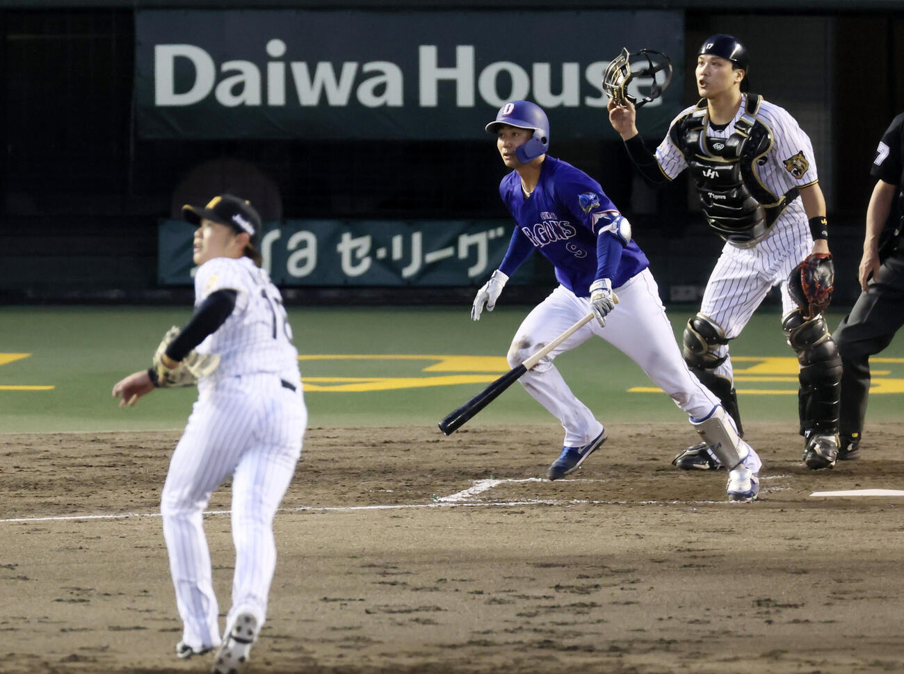 阪神対中日　4回表中日無死満塁、石伊雄太は右越え2点適時二塁打を放つ。投手西勇輝（撮影・加藤哉）