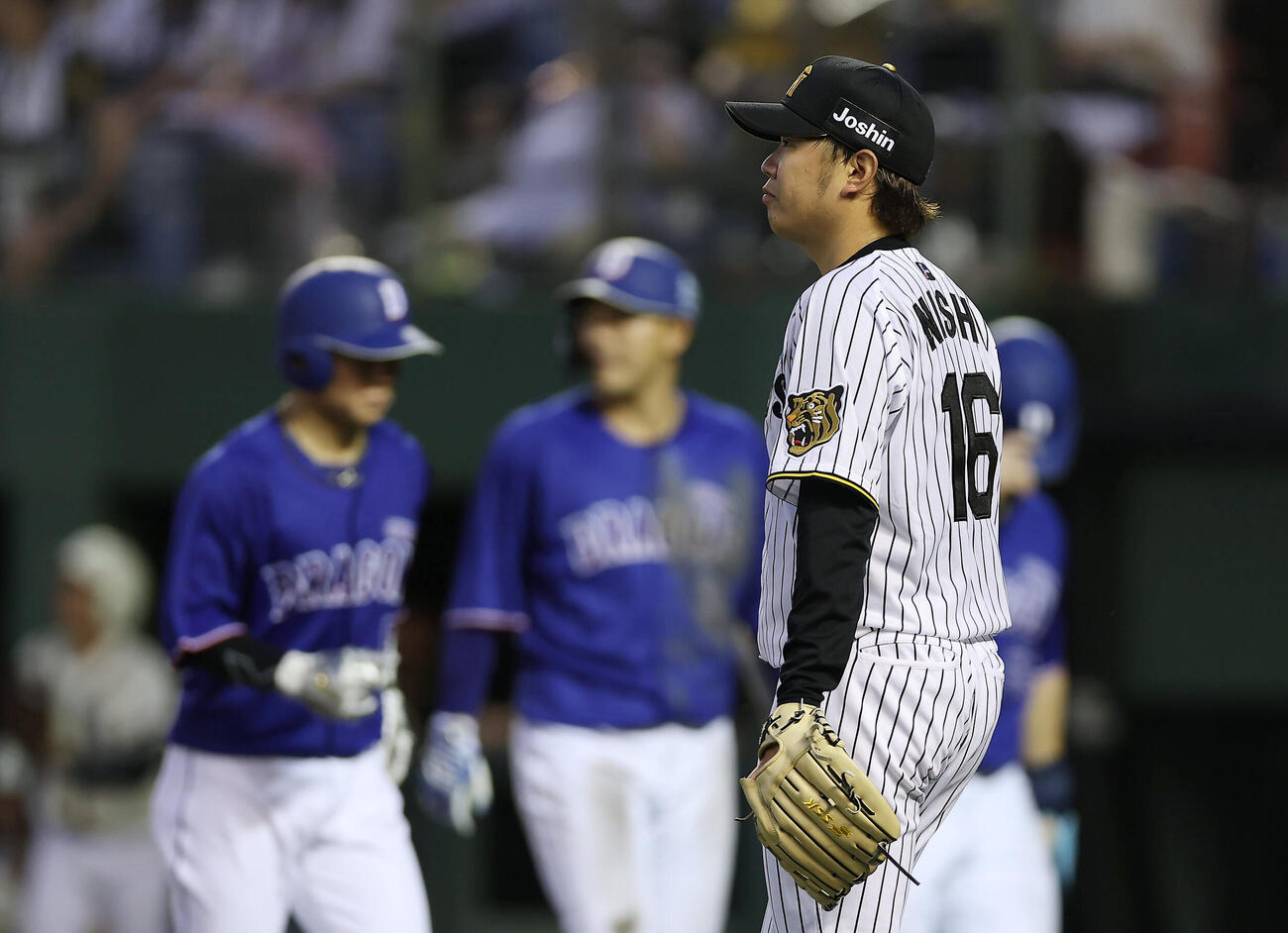阪神対中日　4回表中日無死満塁、石伊雄太に2点適時二塁打を許した西勇輝（手前）（撮影・前田充）