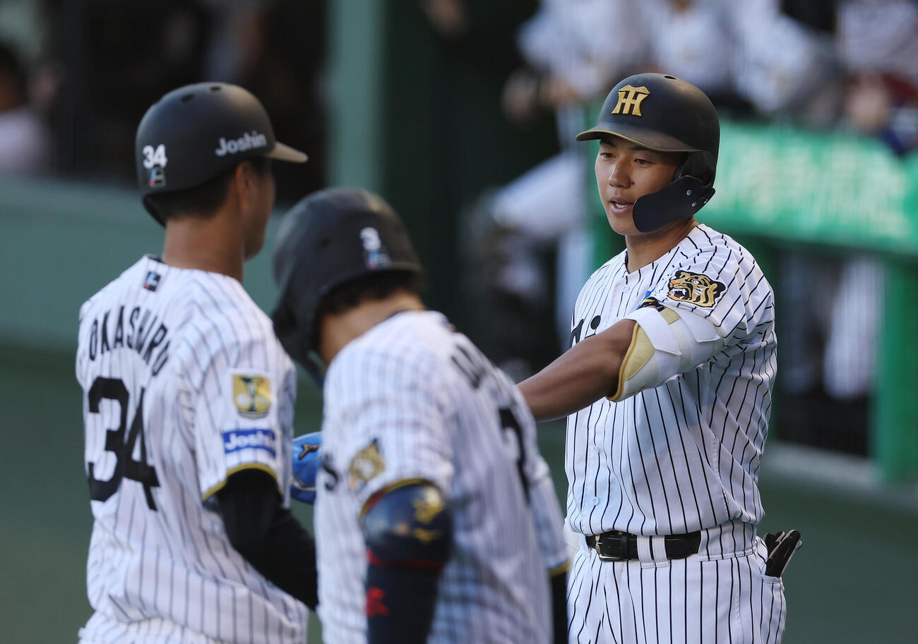 阪神対中日　1回裏阪神2死二塁、佐藤輝明の適時打で生還した岡城快生（左）を迎える立石正広（撮影・前田充）＝2026年5月19日