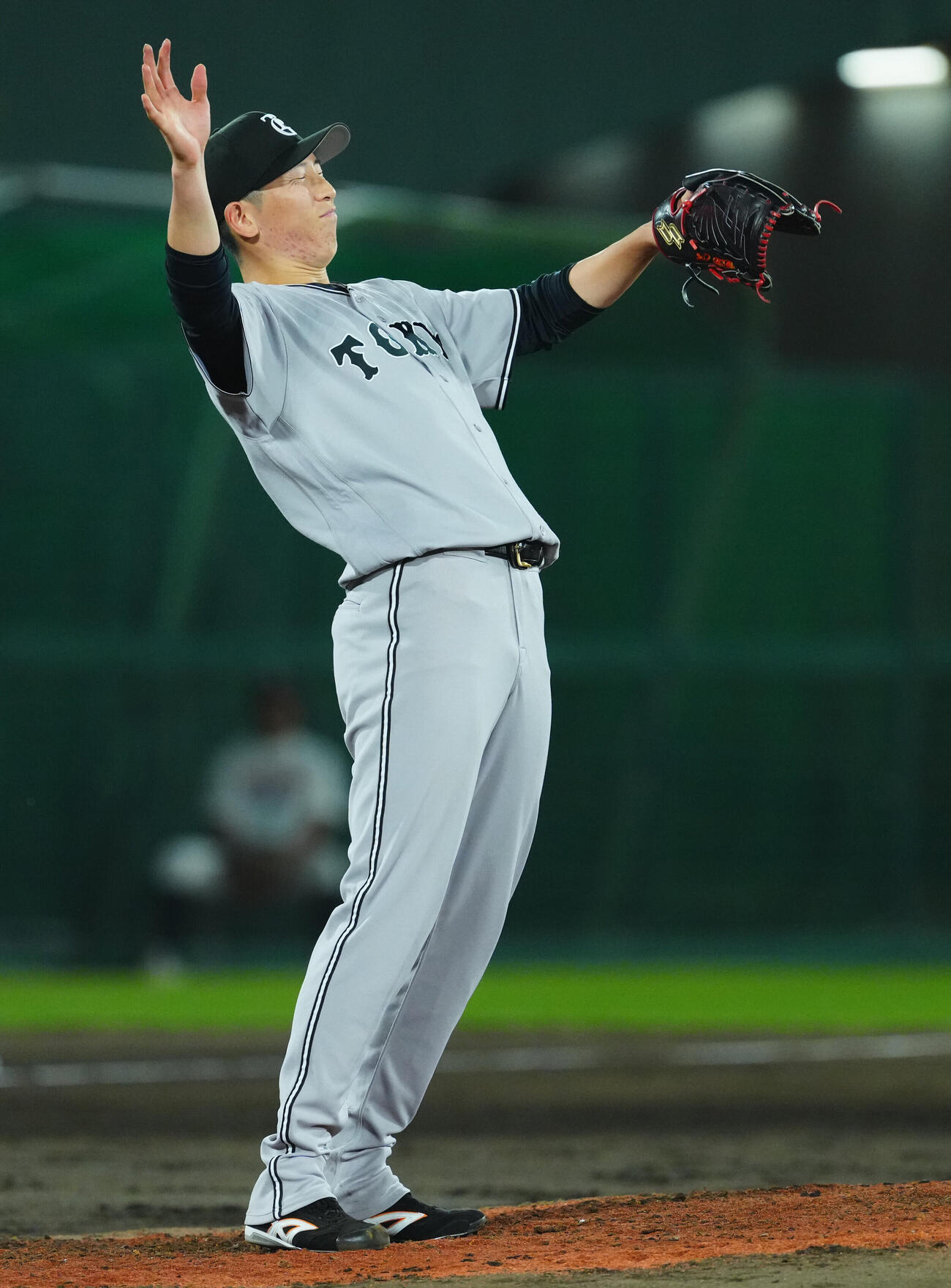 ヤクルト対巨人　5回裏ヤクルト1死、武岡龍世の打球を吉川尚輝が好守も二塁内野安打を許し悔しげな戸郷翔征（撮影・垰建太）