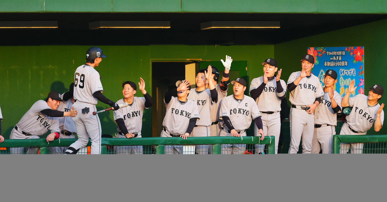 ヤクルト対巨人　1回表巨人無死、先制ソロ本塁打を放った平山功太（左）を出迎えるナイン（撮影・垰建太）