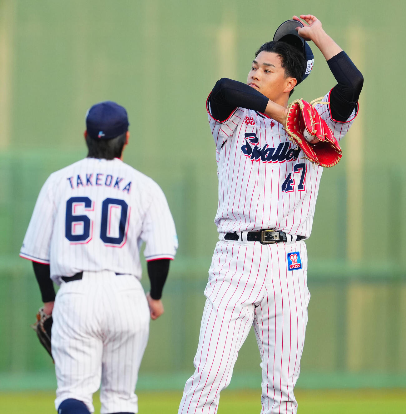 ヤクルト対巨人　1回表巨人無死、吉川尚輝に四球を与え汗をぬぐう高橋奎二（撮影・垰建太）